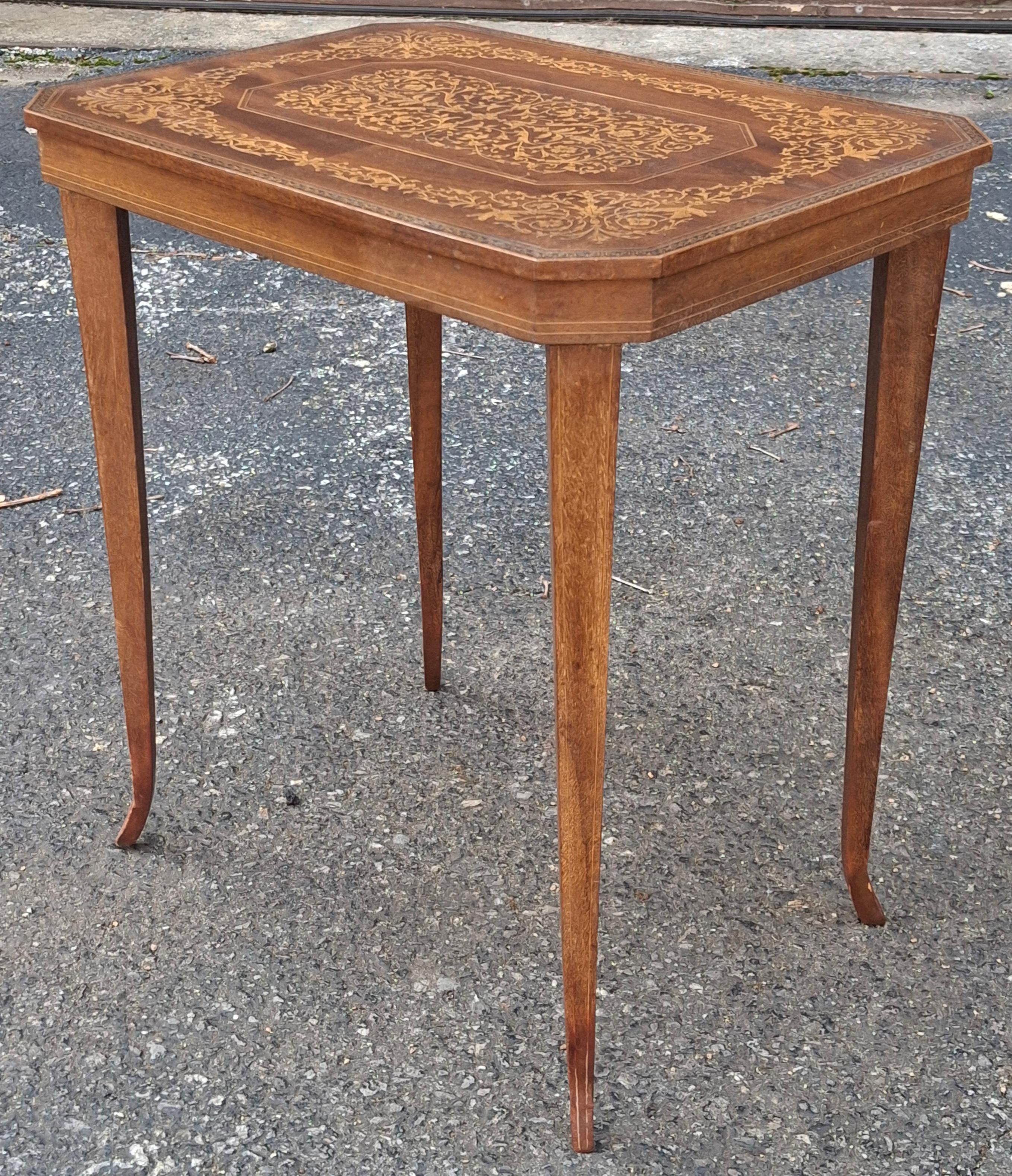 20ième siècle Table d'appoint en acajou marqueté et incrusté de satin au milieu du 20e siècle en vente