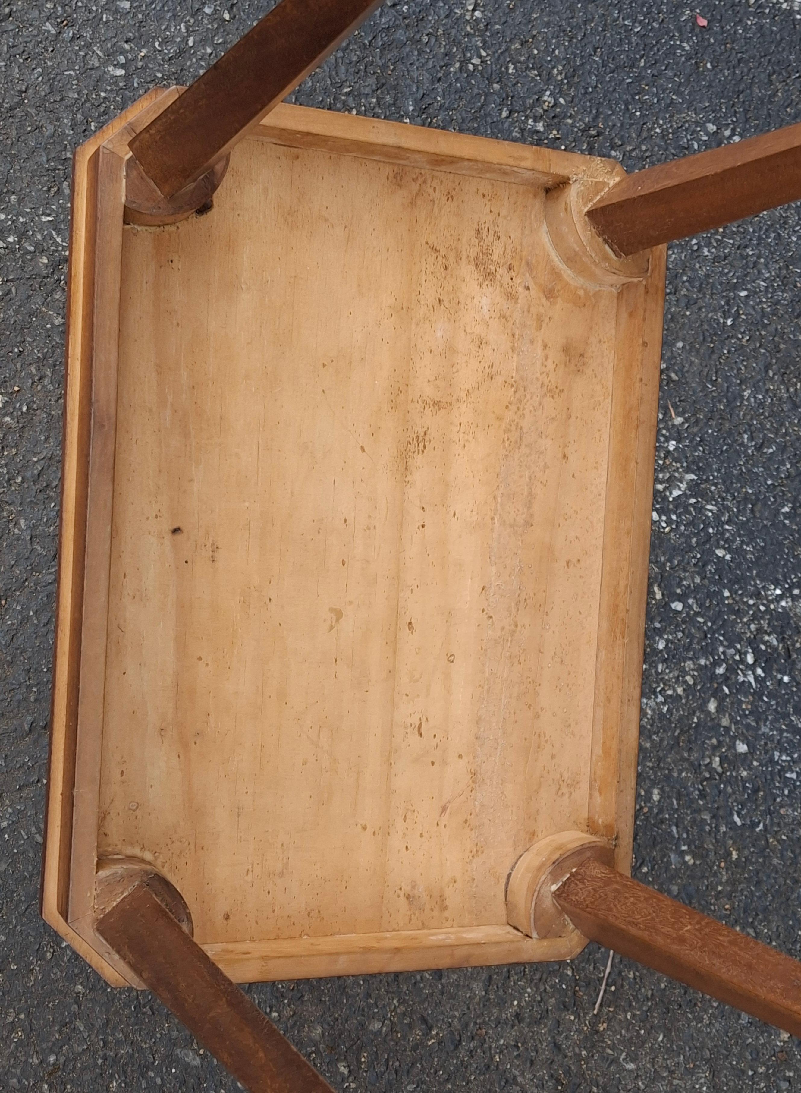 Acajou Table d'appoint en acajou marqueté et incrusté de satin au milieu du 20e siècle en vente