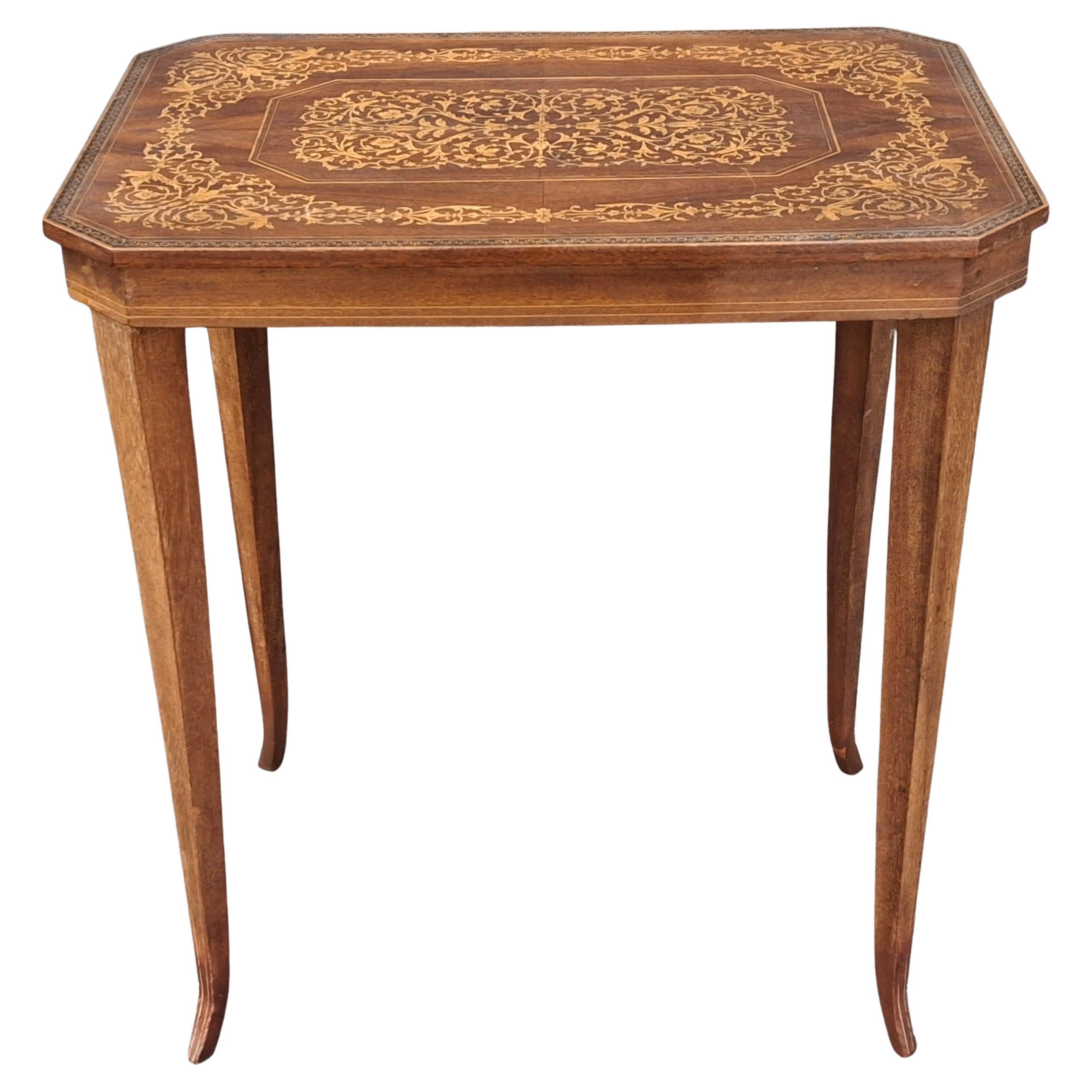 Table d'appoint en acajou marqueté et incrusté de satin au milieu du 20e siècle
