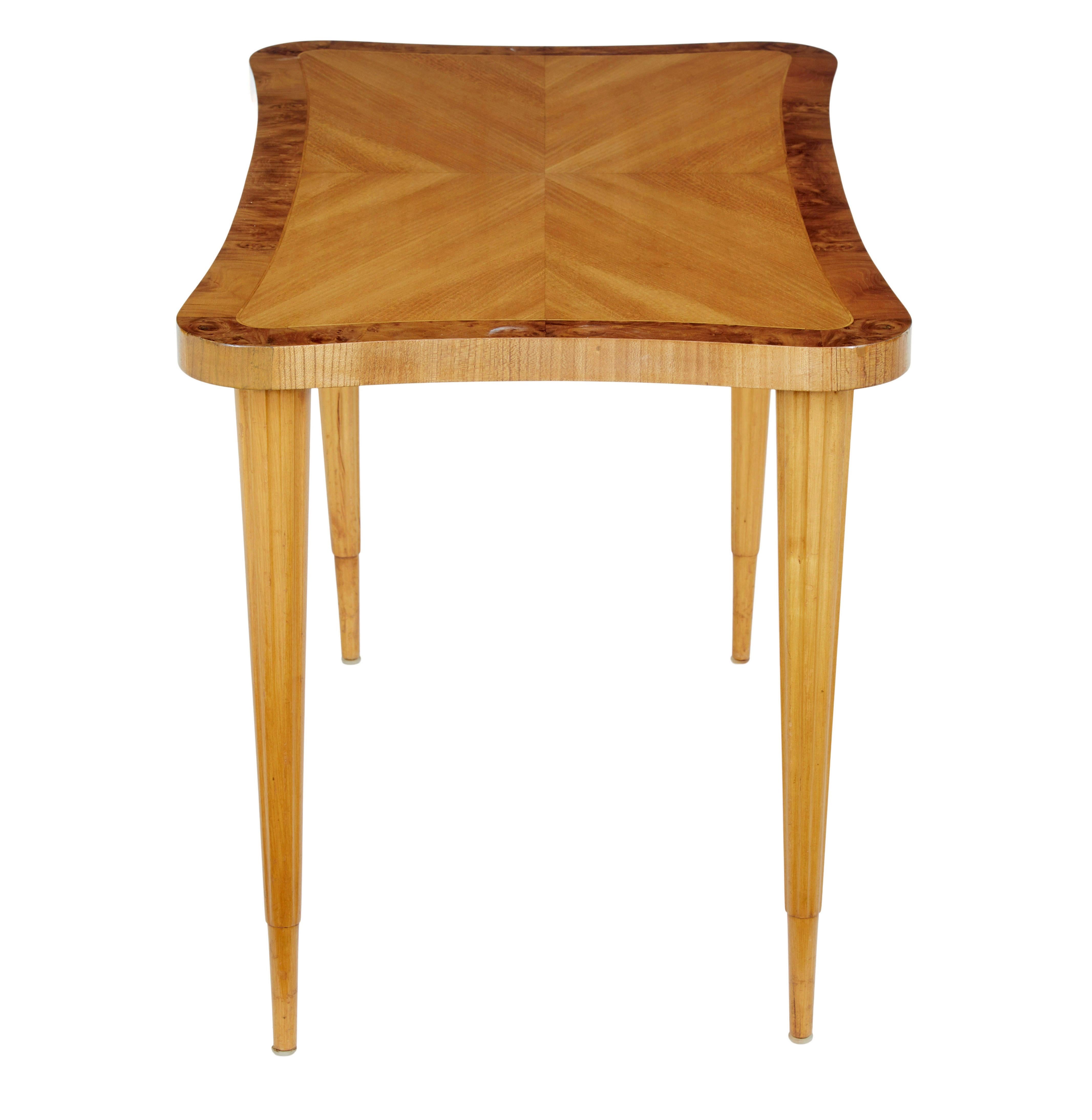 Suédois Table basse scandinave en bouleau du milieu du 20e siècle en vente