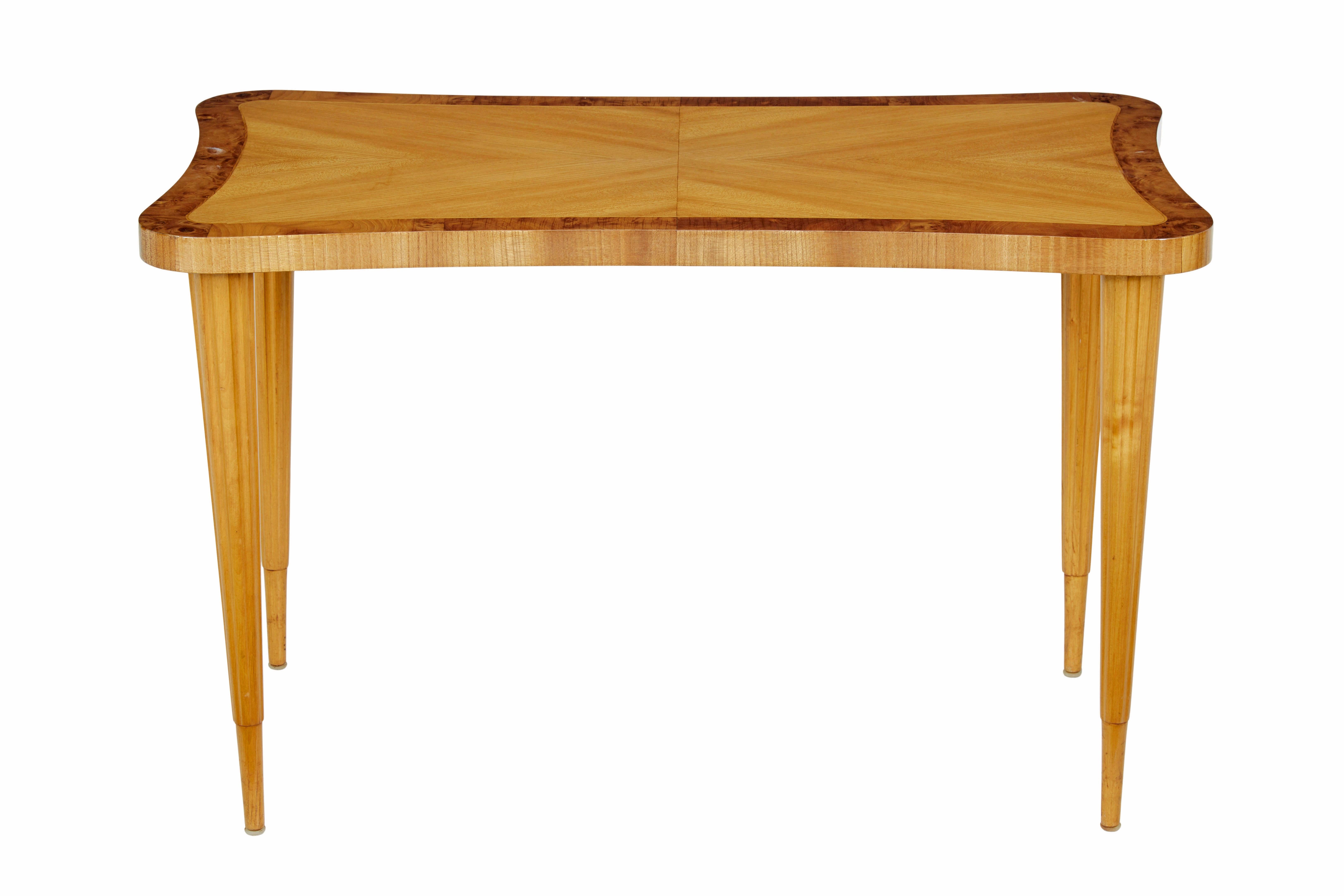 Sculpté à la main Table basse scandinave en bouleau du milieu du 20e siècle en vente