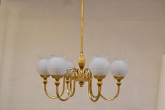 Lampadario scandinavo in ottone della metà del XX secolo, realizzato in Finlandia