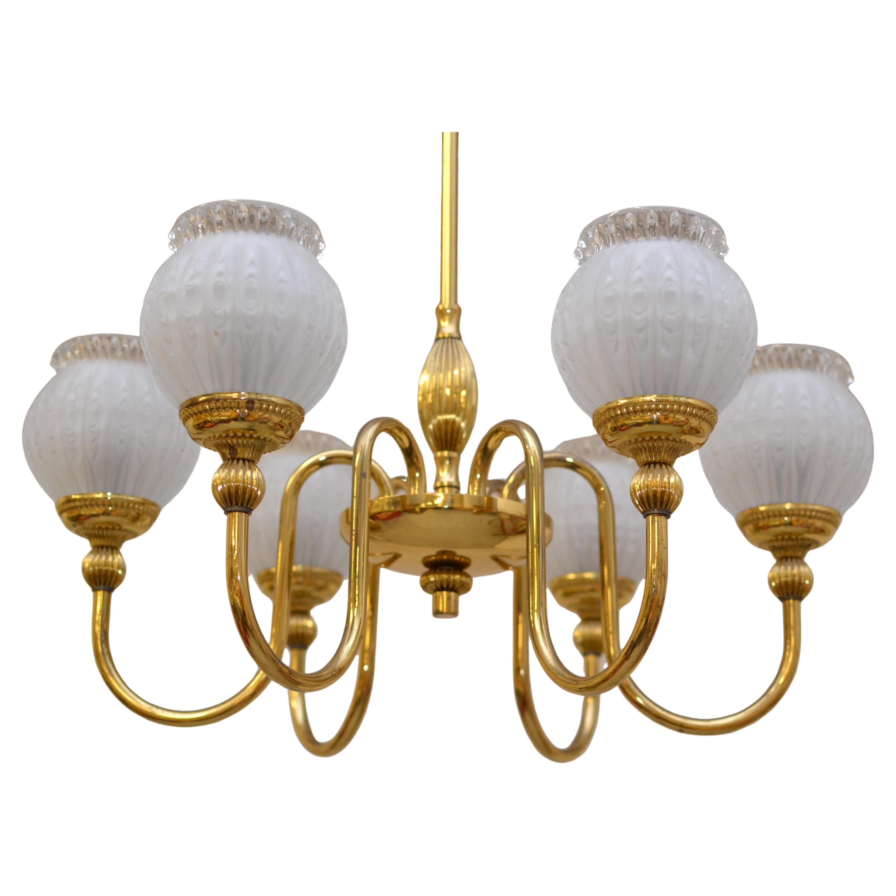 Skandinavischer Messing-Kronleuchter aus der Mitte des 20. Jahrhunderts, hergestellt in Finnland im Angebot