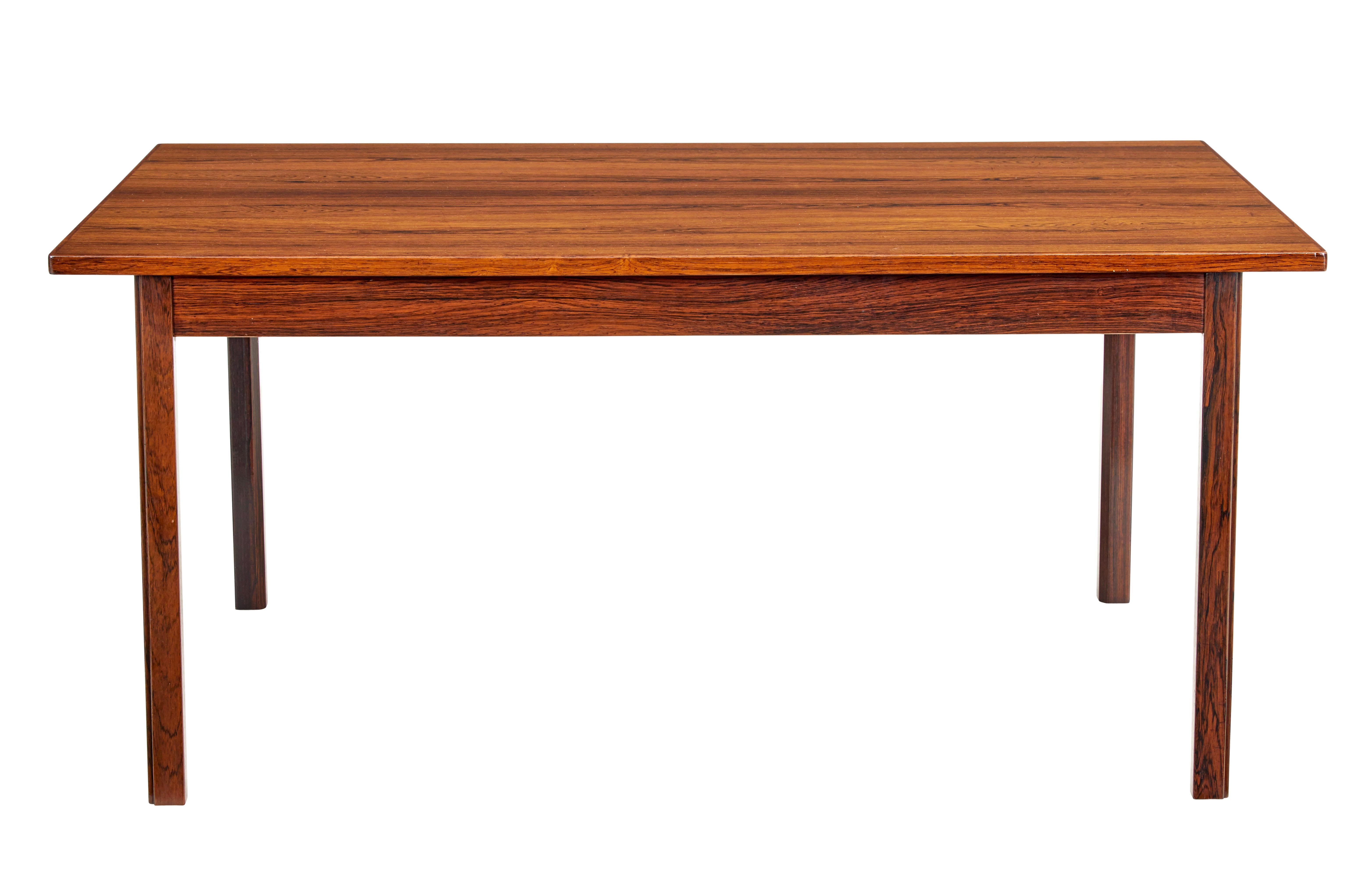 Tavolino scandinavo della metà del XX secolo, circa 1970.

Tavolino danese impiallacciato in palissandro.  Leggermente sopra la vela, in piedi su gambe dritte.

Piccoli segni superficiali dovuti all'uso, recentemente rilucidato e pronto per l'uso