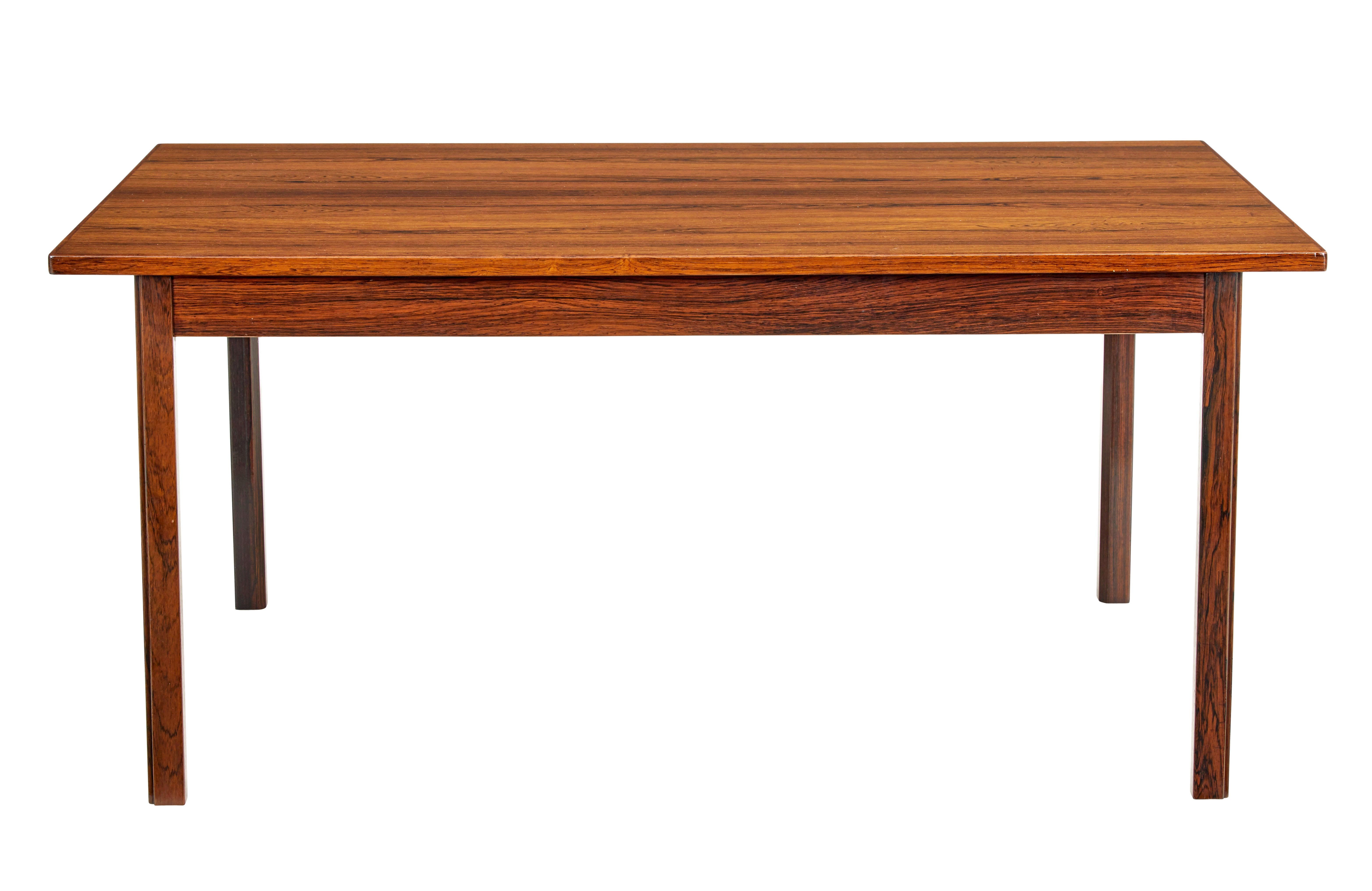 Skandinavischer Couchtisch aus der Mitte des 20. Jahrhunderts, ca. 1970.

Couchtisch aus Dänemark, furniert in Palisander.  Leichtes Übersegeln, auf geraden Beinen stehend.

Leichte Gebrauchsspuren auf der Oberfläche, kürzlich neu poliert und bereit