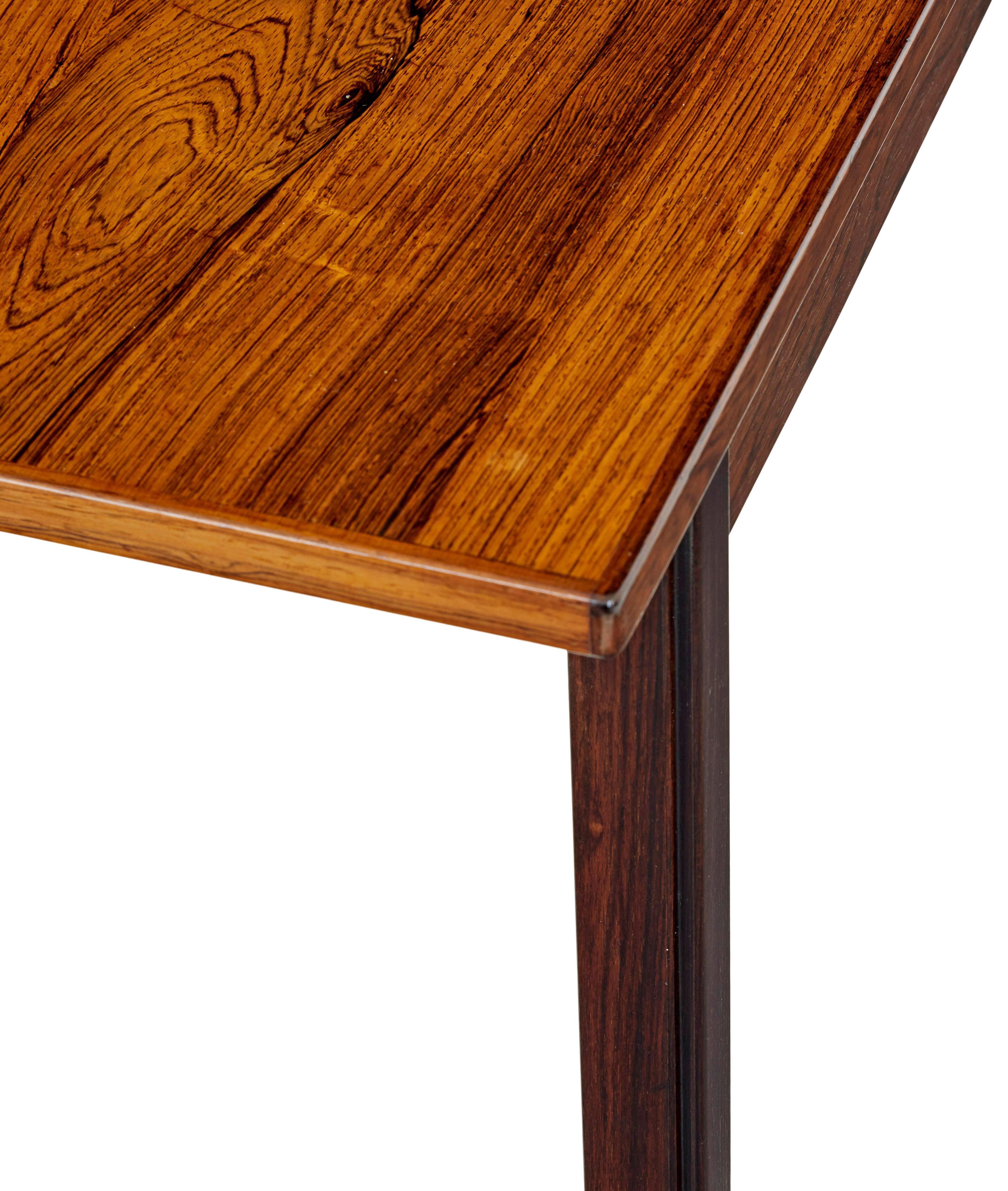 Skandinavischer Couchtisch aus der Mitte des 20. (Holz) im Angebot