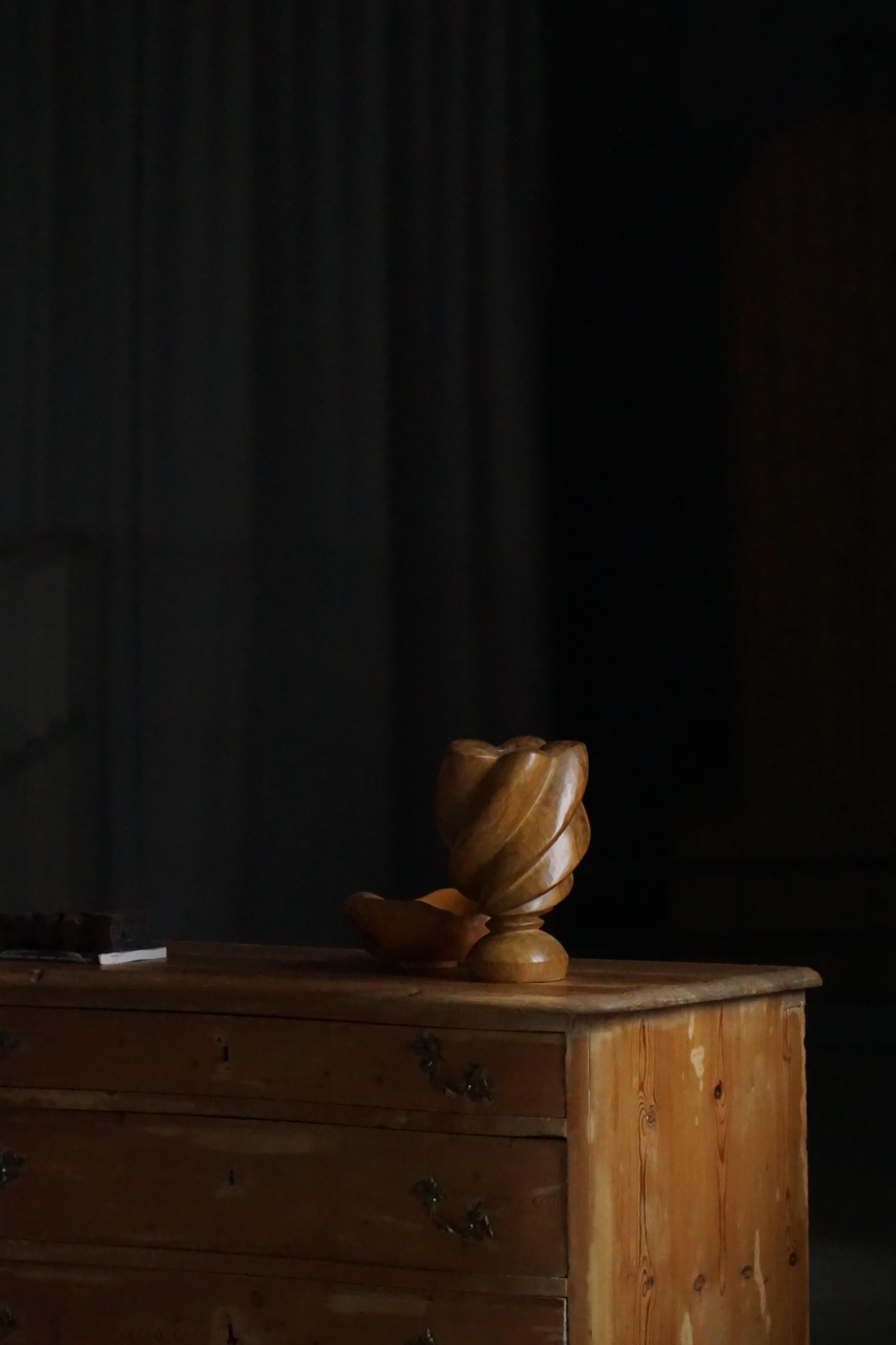 Eine skulpturale, handgedrechselte Ulmenholzvase aus Skandinavien, die in den 1960er Jahren hergestellt wurde. Das Stück hat eine organische, gewundene Form mit sanften Kurven und sichtbaren Maserungen, die den natürlichen Charakter des Holzes