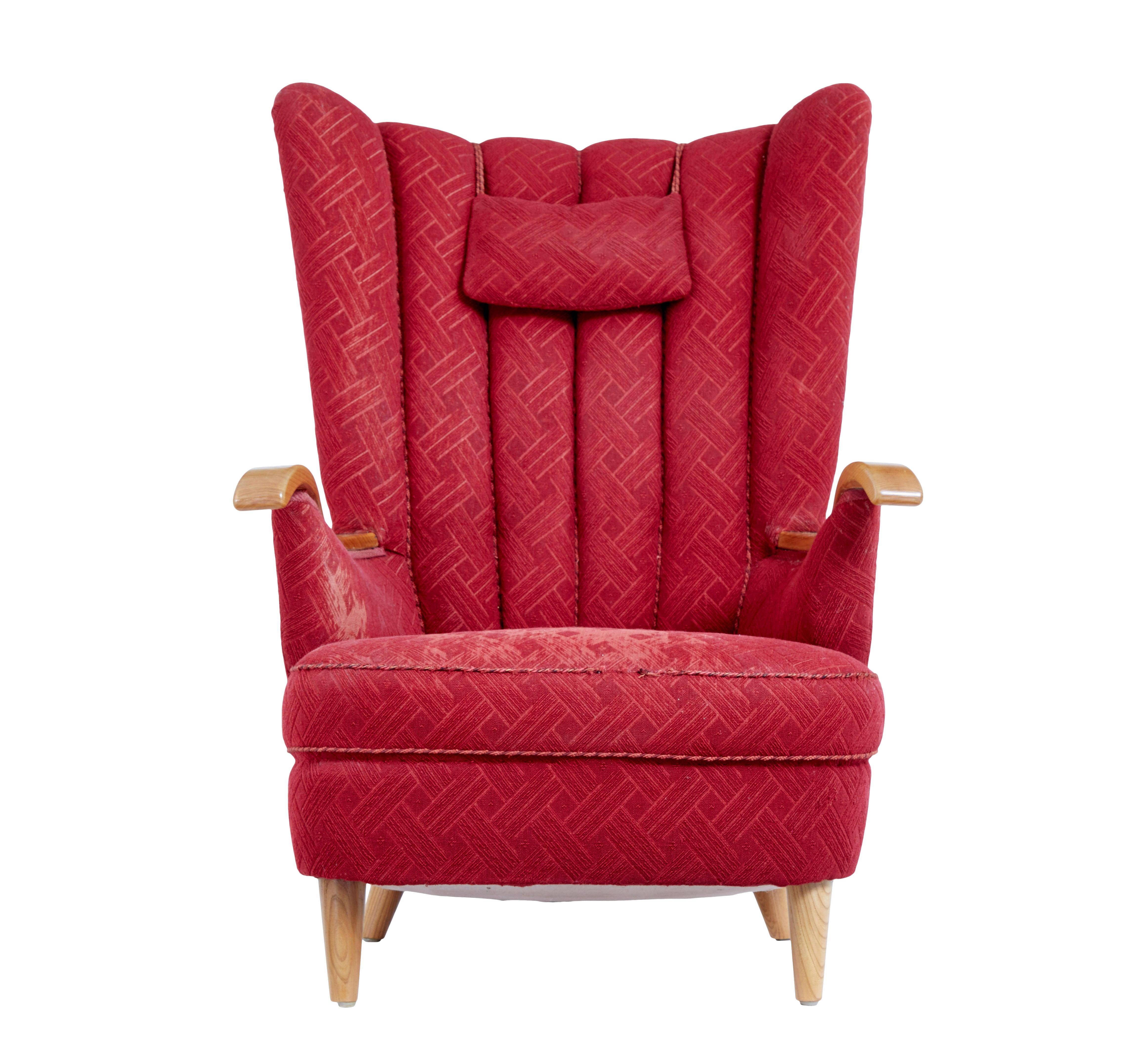 Sillón con respaldo de concha de inspiración decó de mediados del siglo XX, hacia 1940.

Un buen ejemplo de diseño sueco pensado para la comodidad. Respaldo en forma de concha con cojín adicional para la cabeza suspendido por una cuerda.