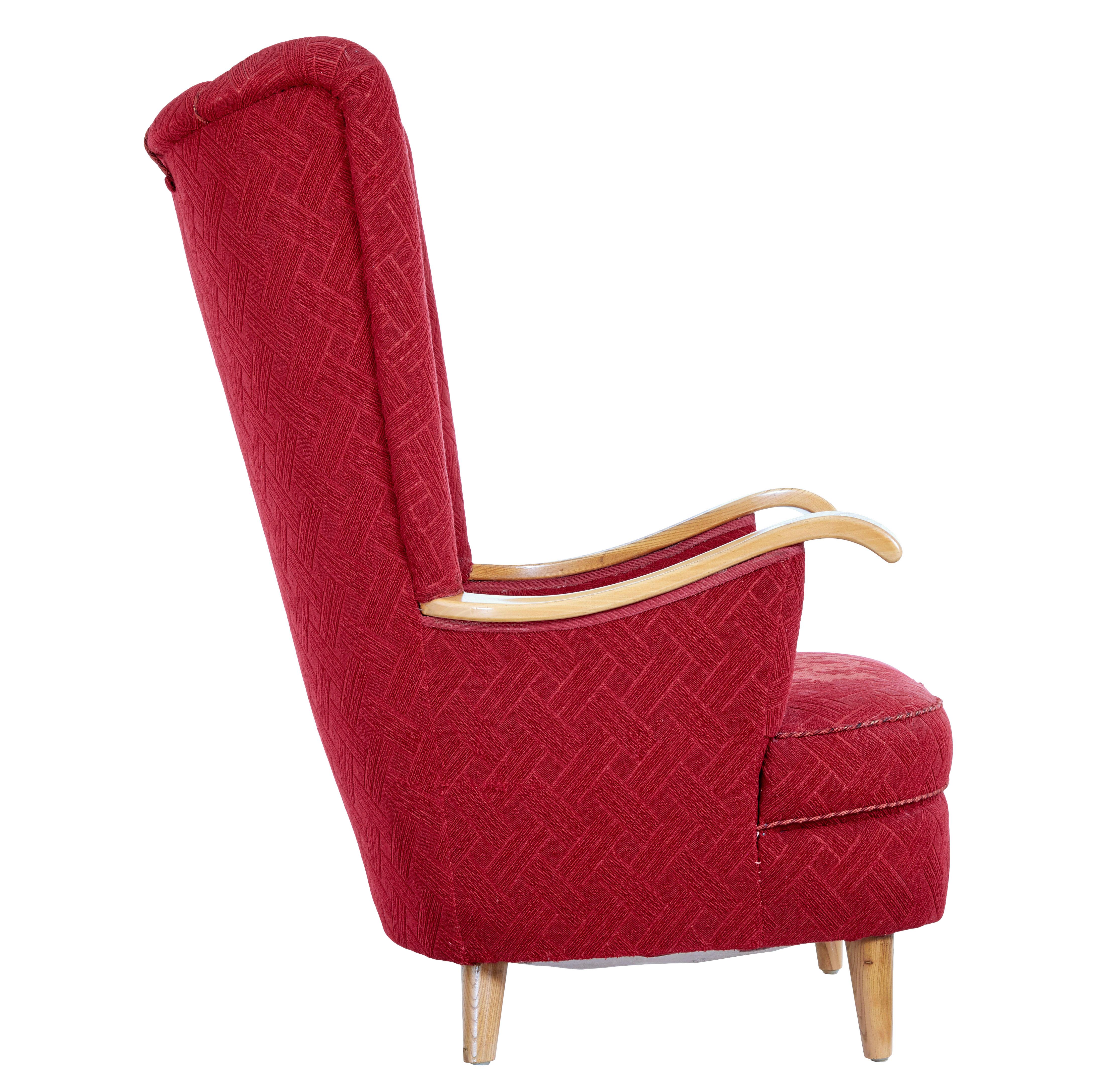 Sillón escandinavo con respaldo de concha de olmo de mediados del siglo XX Hecho a mano en venta