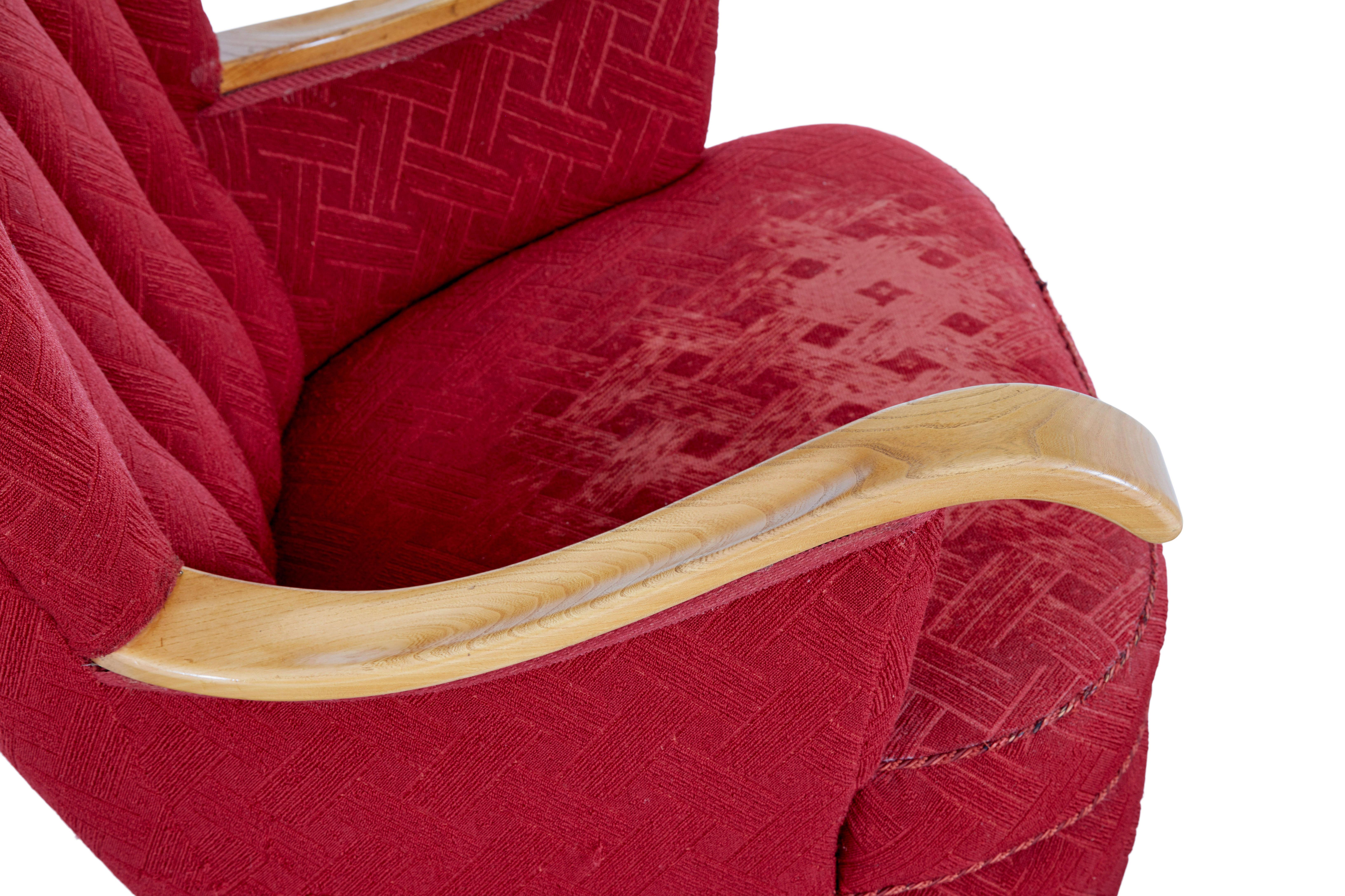 Sillón escandinavo con respaldo de concha de olmo de mediados del siglo XX Tela en venta