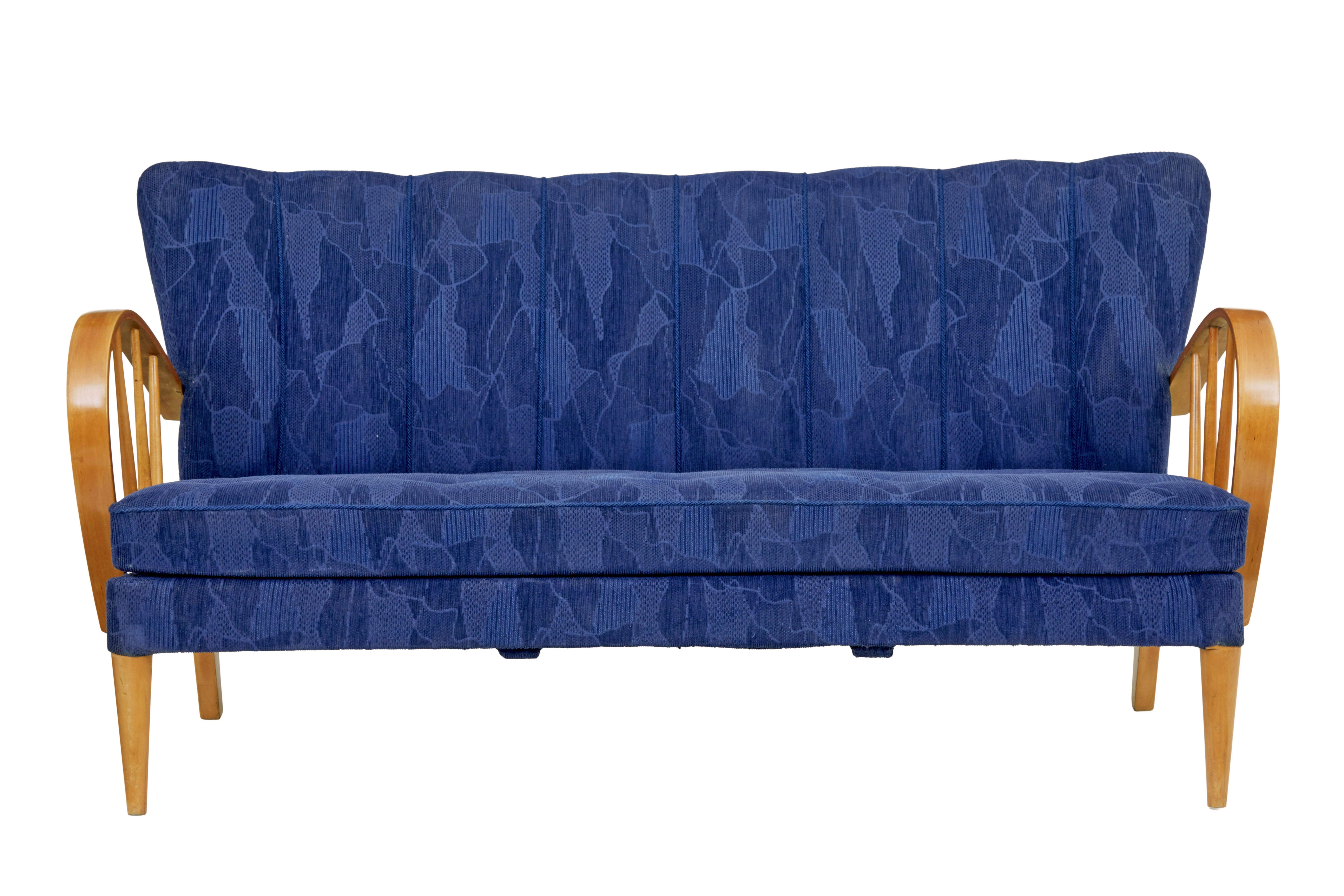 Mitte des 20. Jahrhunderts skandinavisches Ulmen-Sofa mit Rahmen um 1960.

Stilvolles Stück schwedischen Designs aus den 1960er Jahren.  Muschelförmige Rückenlehne mit zusätzlicher Paspelierung, Knopfleiste am abnehmbaren Sitzkissen.

Show Frame