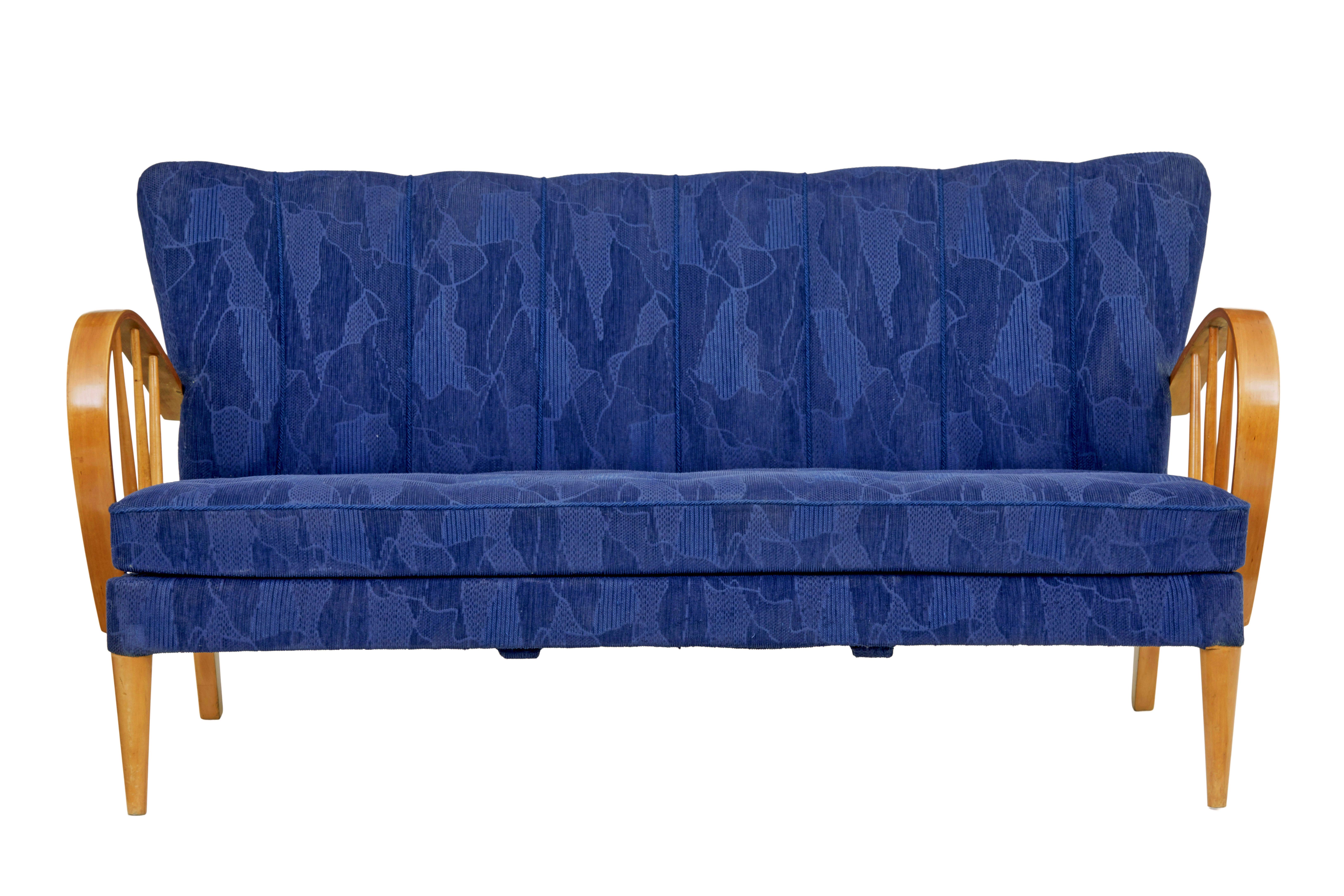 Canapé scandinave en orme du milieu du 20e siècle, circa 1960.

Pièce élégante de design suédois des années 1960.  Dossier en forme de coquille avec passepoil complémentaire, détails du dossier en forme de bouton sur le coussin d'assise
