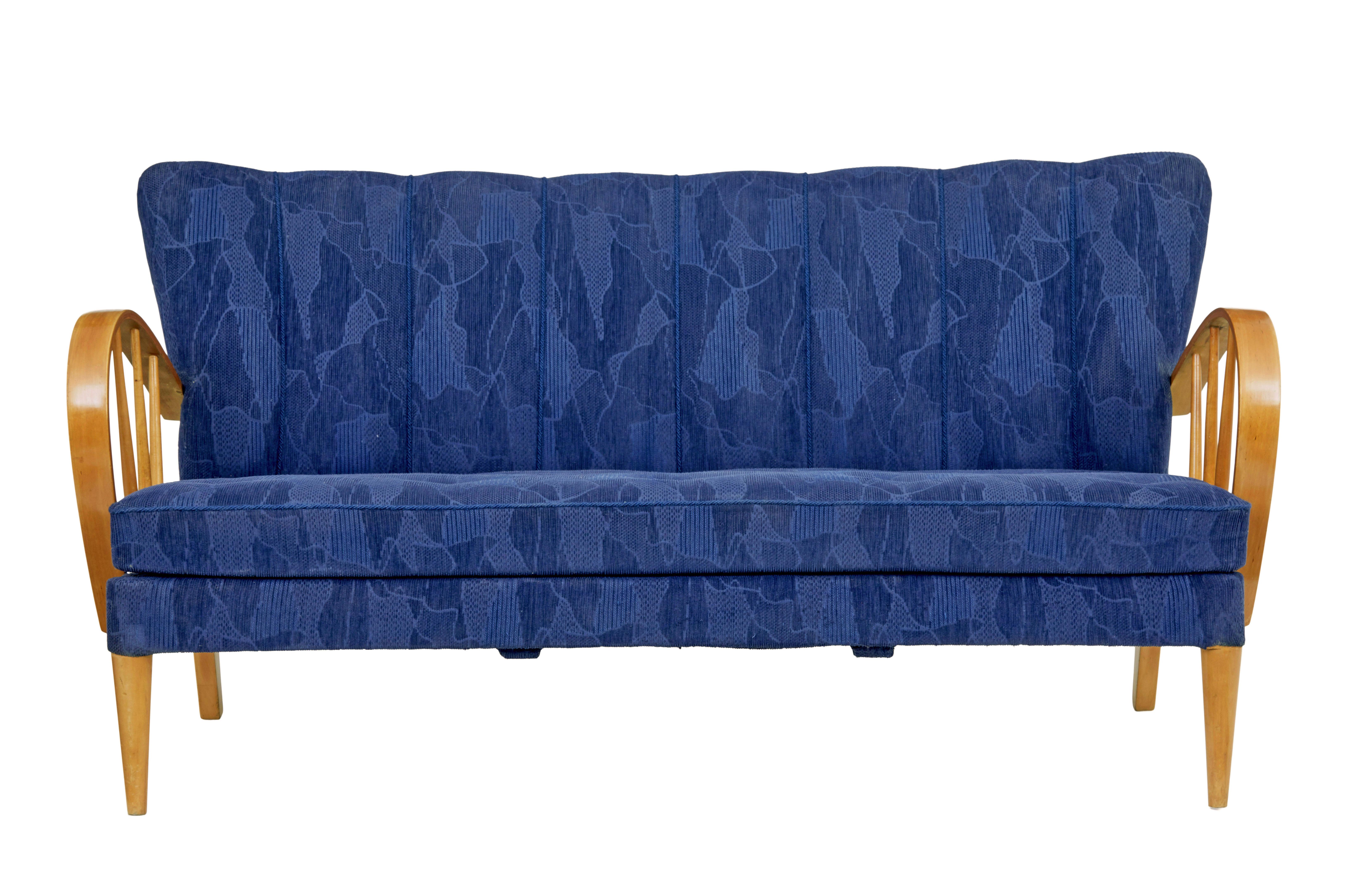 Mid 20th century Scandinavian elm show frame sofa circa 1960.

Stylish piece of Swedish design from the 1960's.  Shell back shaped back rest with complimentary piping, button back detailing to the removable seat cushion.

Showframe bentwood arched
