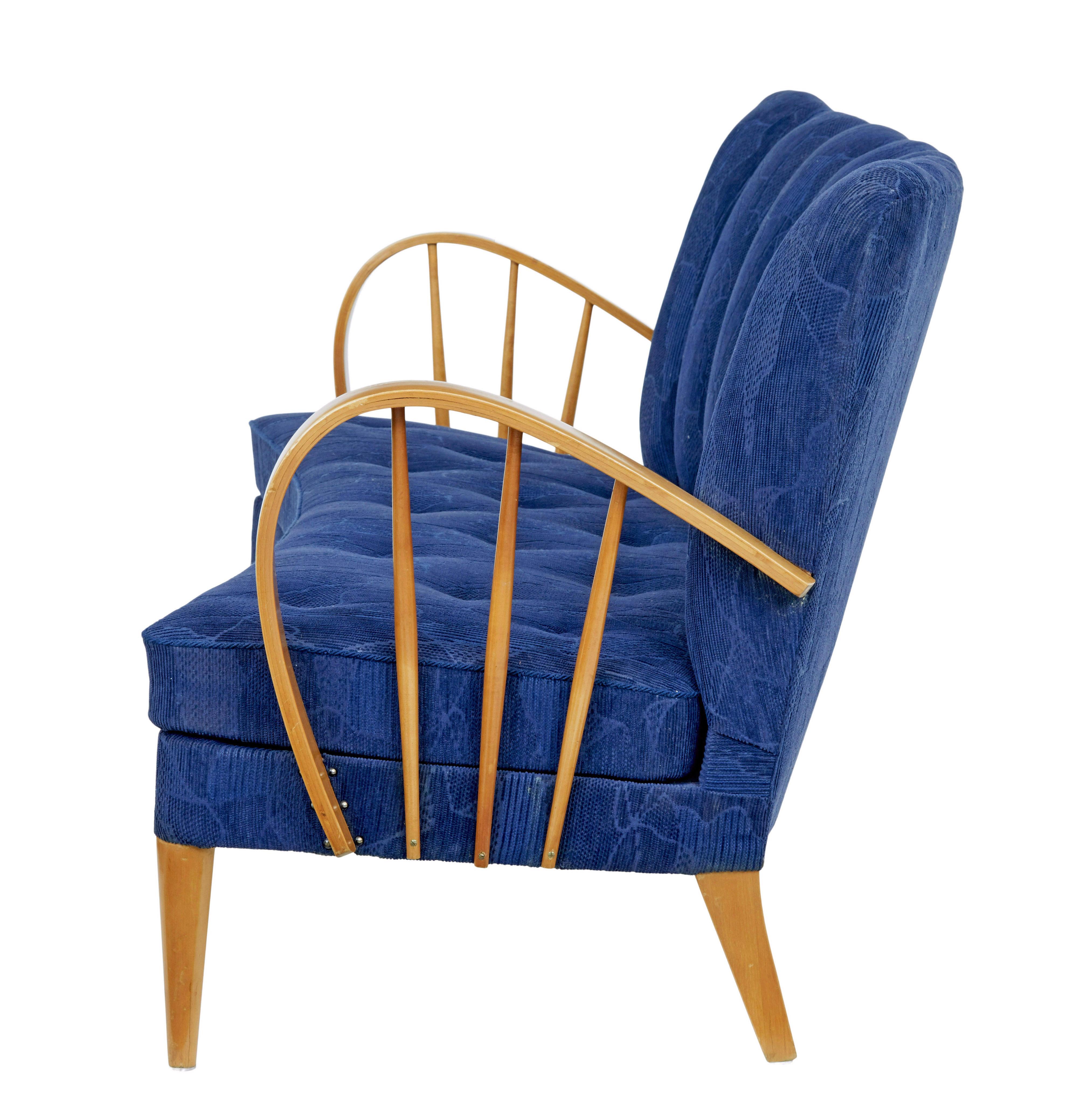 Mid-Century Modern Canapé scandinave en orme du milieu du 20ème siècle en vente