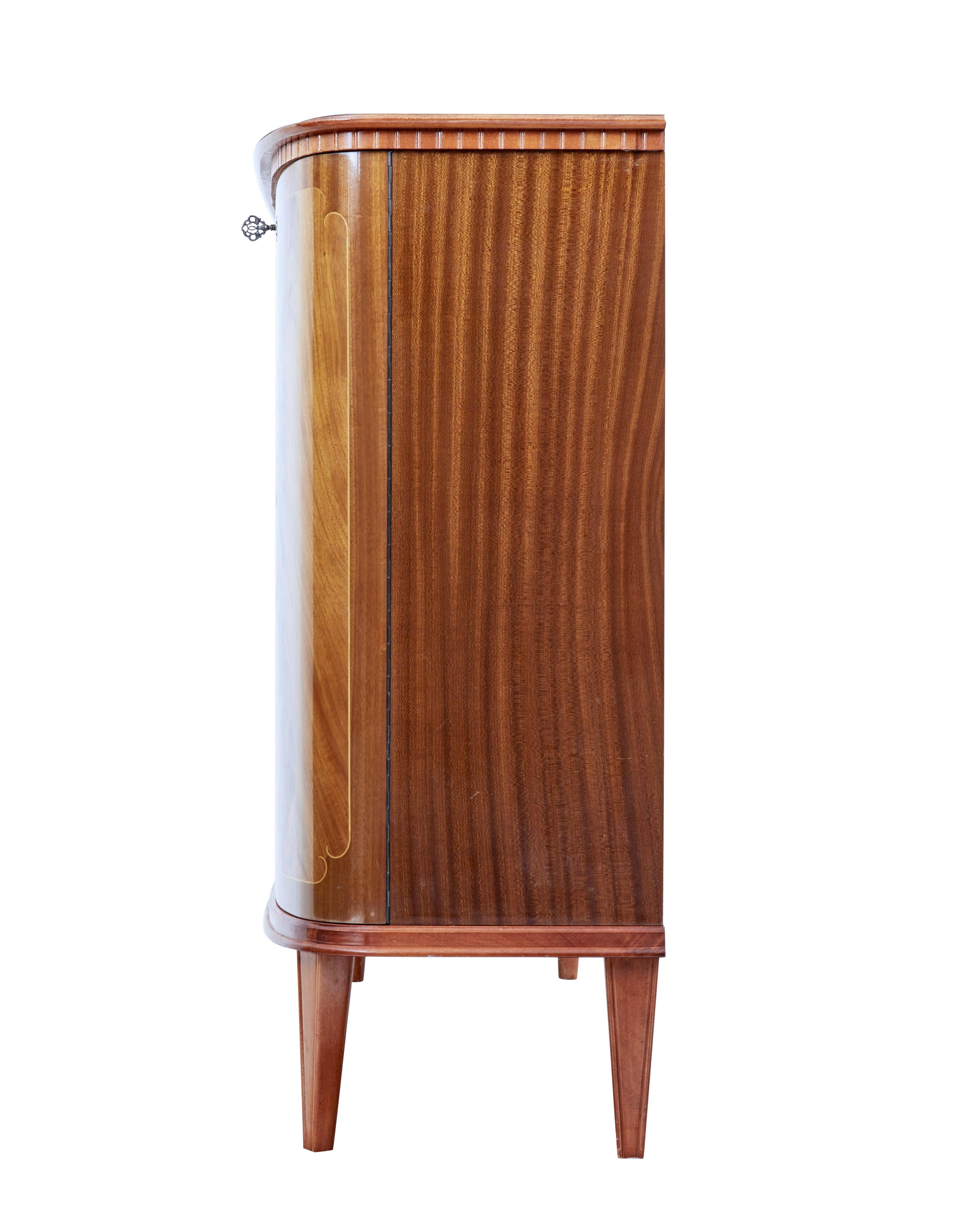Mid-20th Century Scandinavian Flame Mahogany Sideboard (Skandinavische Moderne)