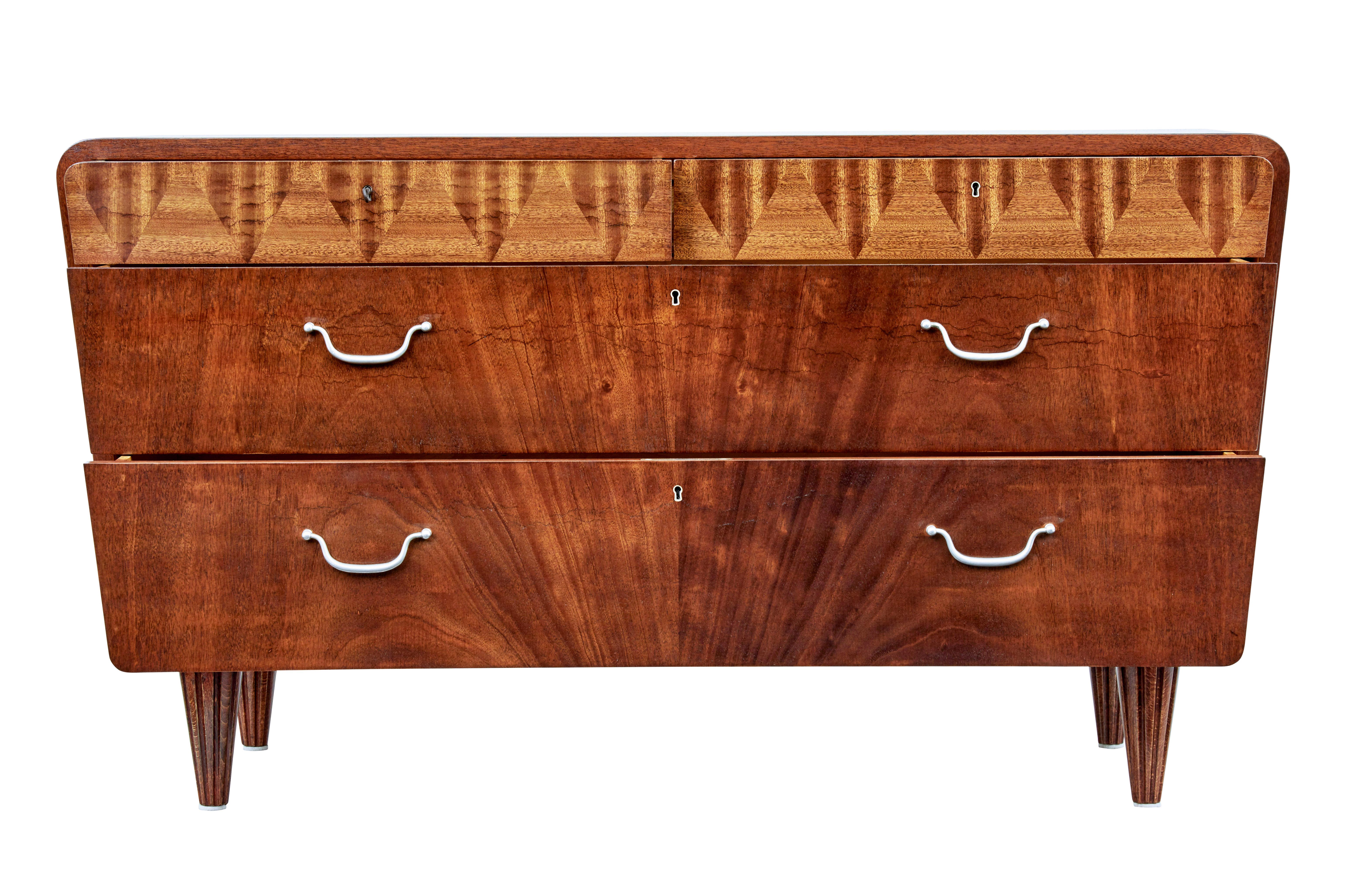 Cassettiera in mogano moderna scandinava della metà del XX secolo, circa 1950.

Splendida cassettiera sagomata di gusto art déco.  2 cassetti sotto il piano e altri 2 cassetti sotto.

Cassetti superiori con impiallacciatura a motivi che si aprono