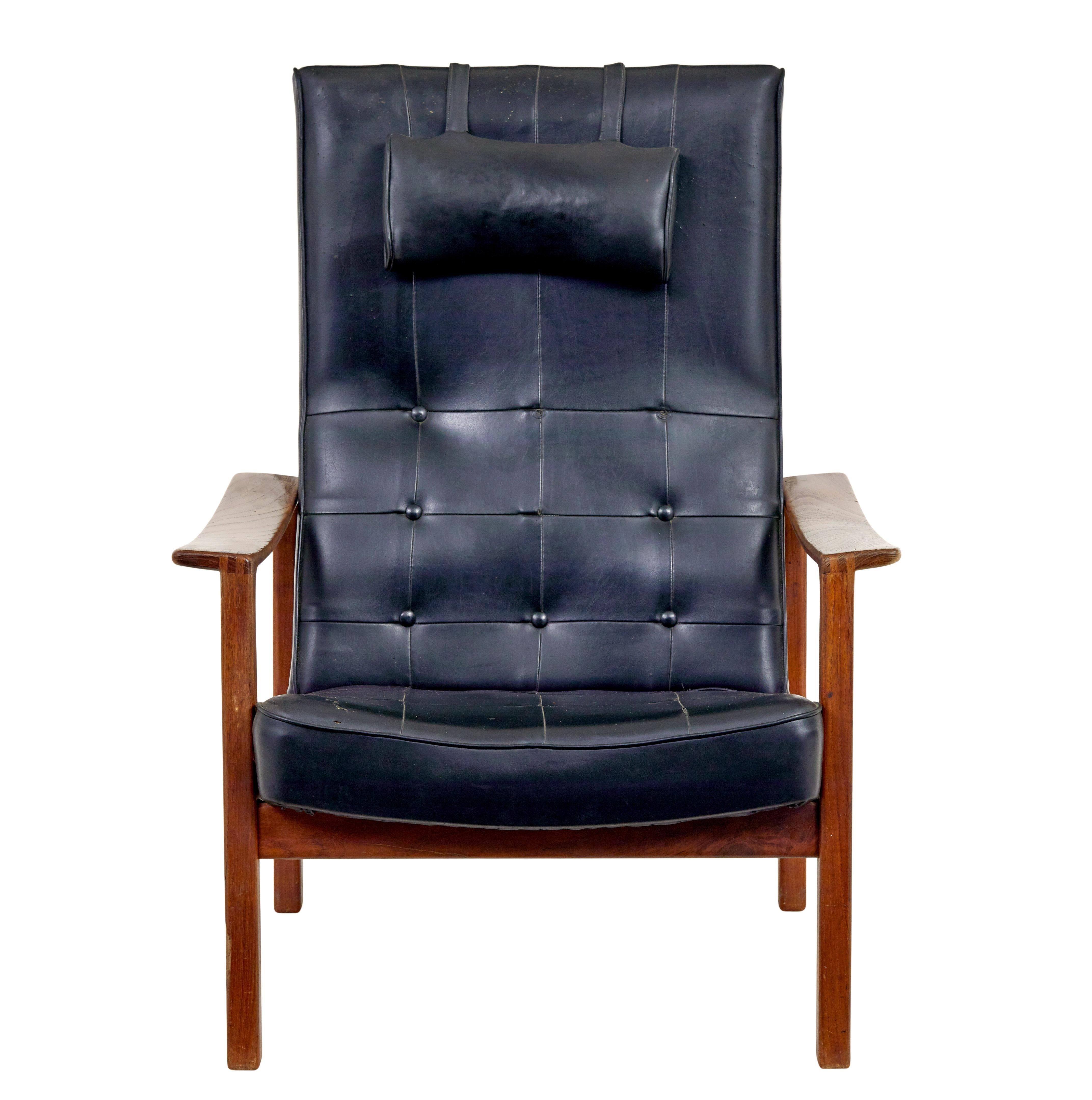 The Modern Scandinavian CIRCA, fauteuil en cuir inclinable en teck, circa 1960.

Cadre en teck massif avec une inclinaison facile.  Elegante pièce de design scandinave du milieu du siècle.

Cuir noir avec passepoil quadrillé. Quelques boutons