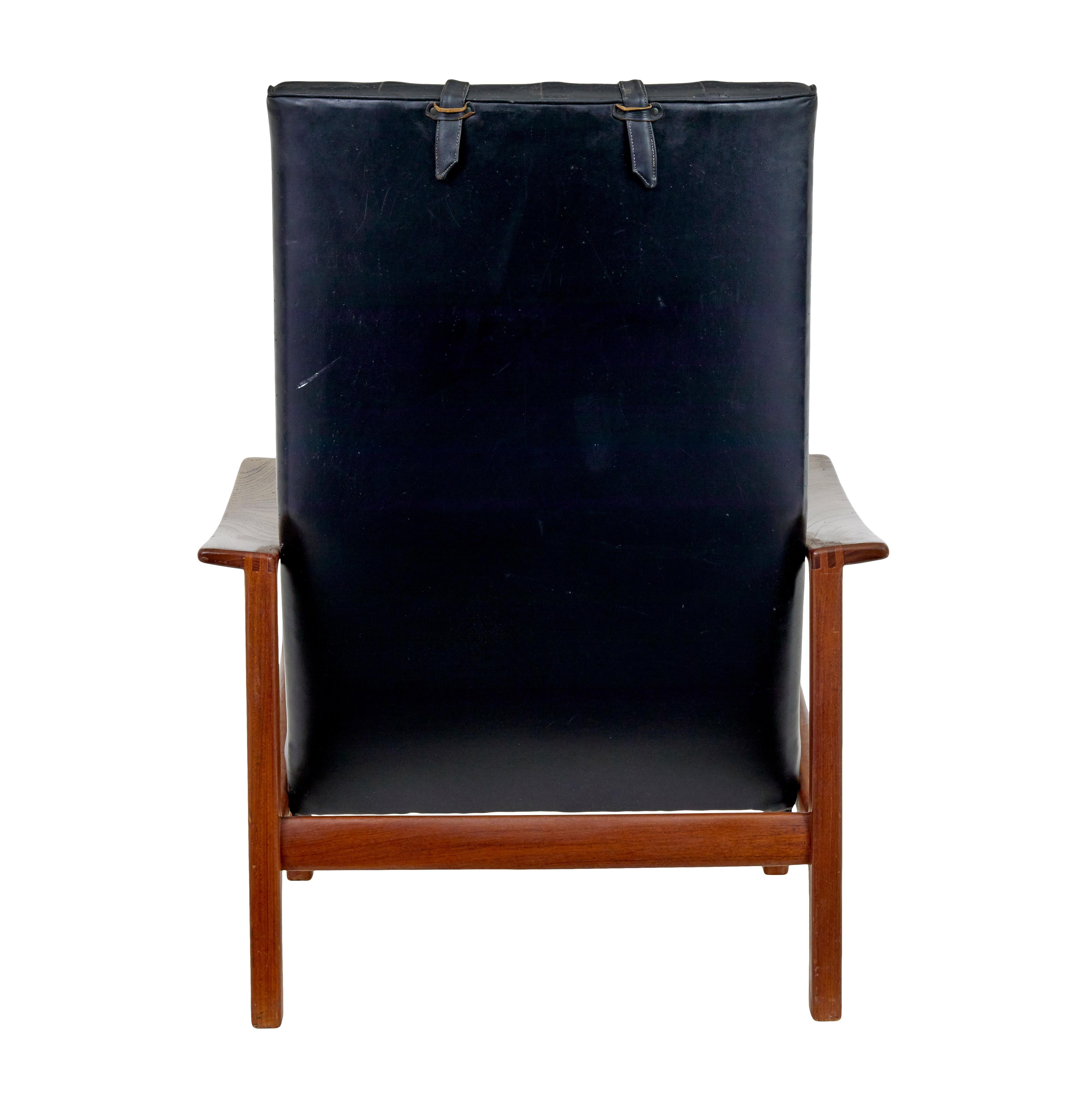Hand-Crafted Mid 20th century Scandinavian modern teak reclining leather armchair For Sale