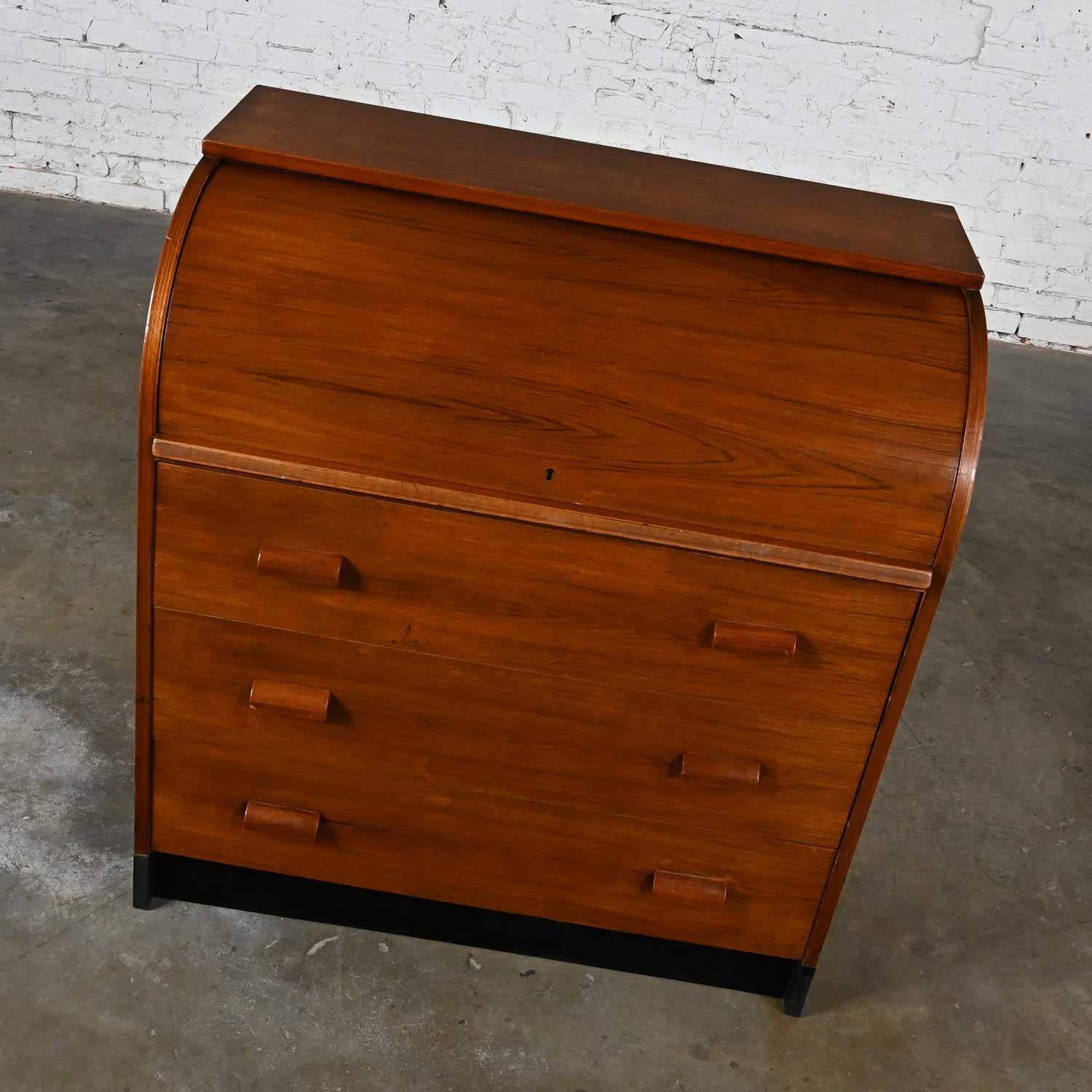 Mid-20th Century Scandinavian Modern Teak Roll Top Desk or Dresser In Good Condition For Sale In Topeka, KS