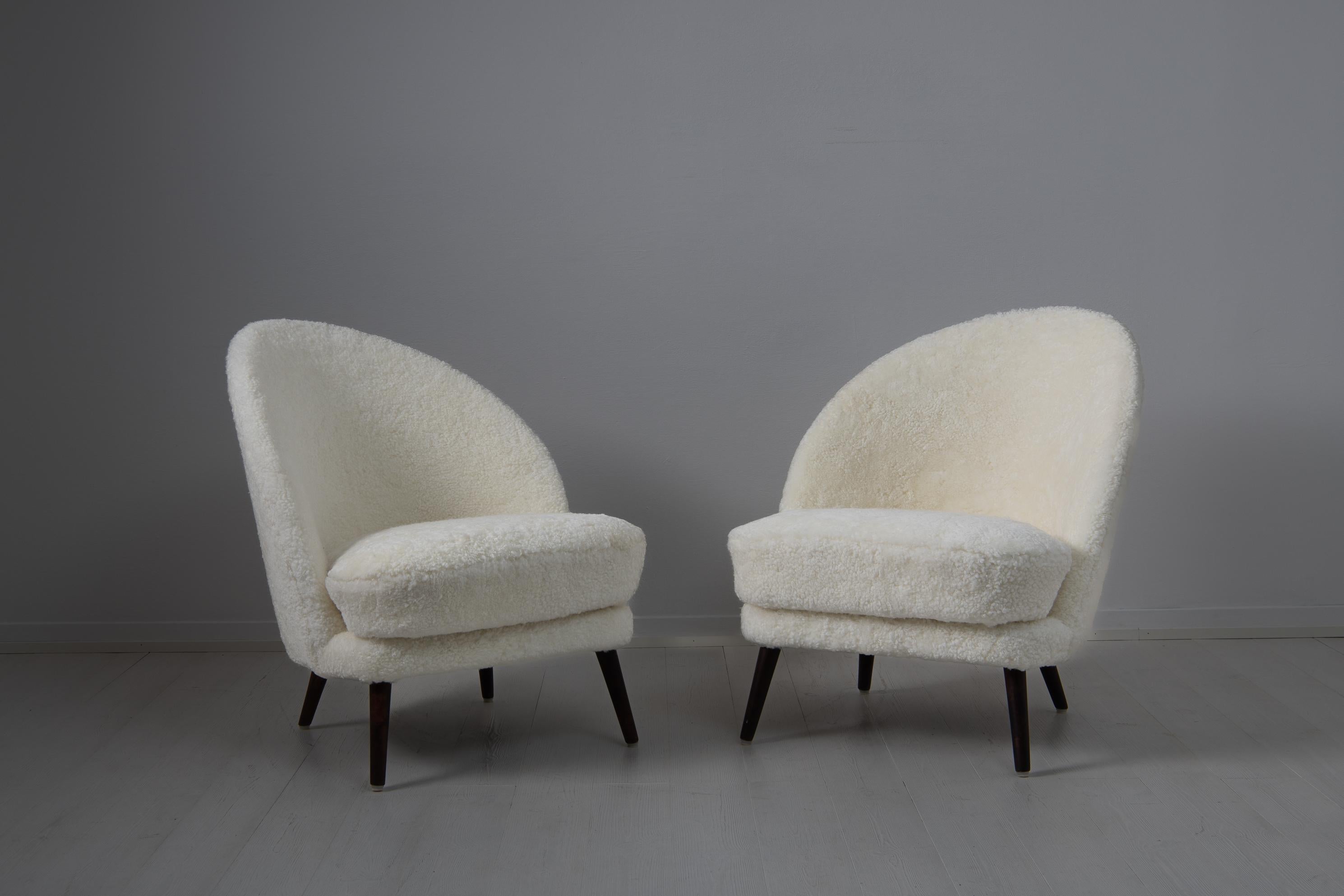 Swedish Mid 20th Century Scandinavian Modern White Sheepskin Lounge Chairs For Sale