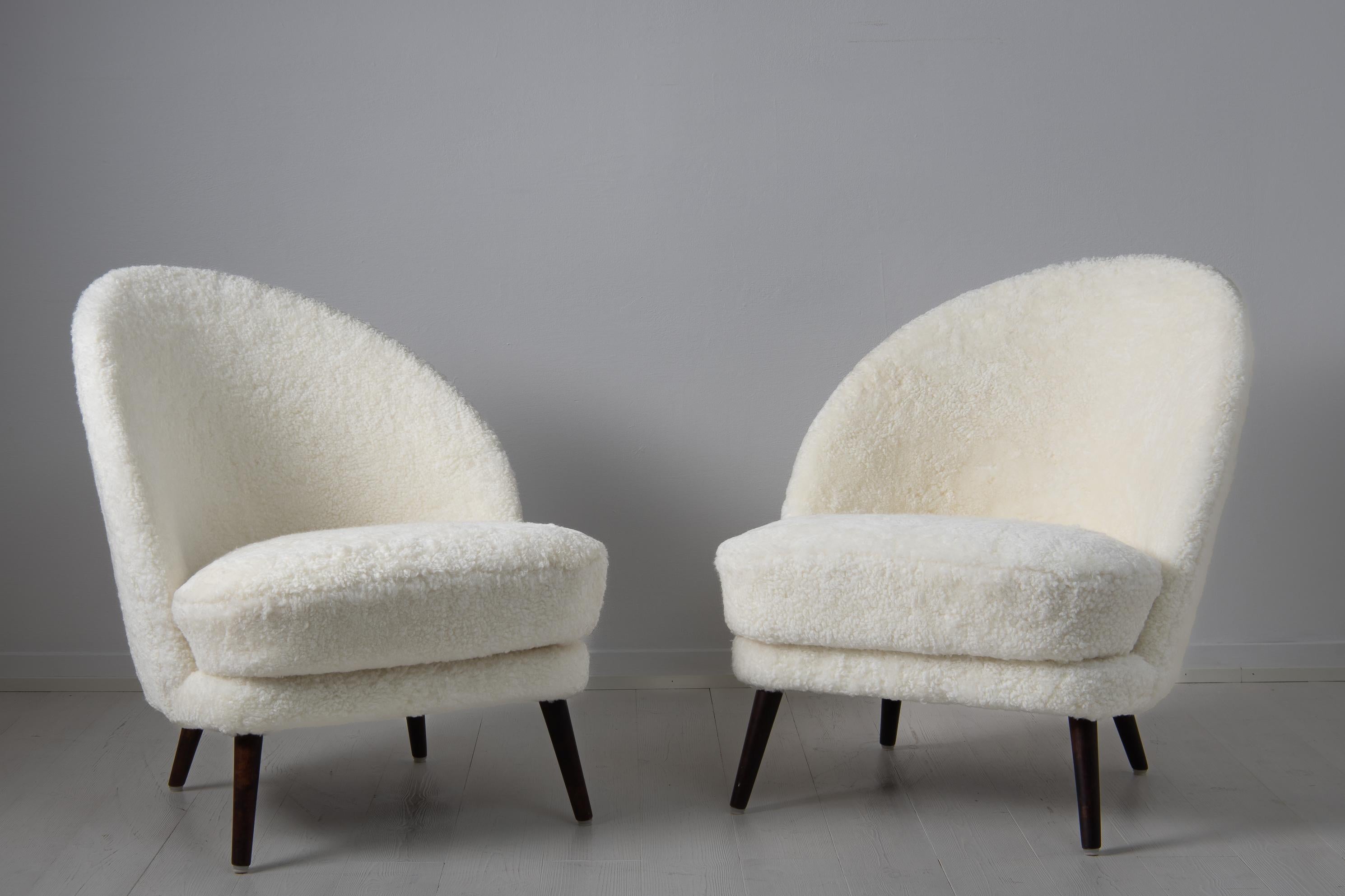 Mid 20th Century Scandinavian Modern White Sheepskin Lounge Chairs In Good Condition For Sale In Kramfors, SE