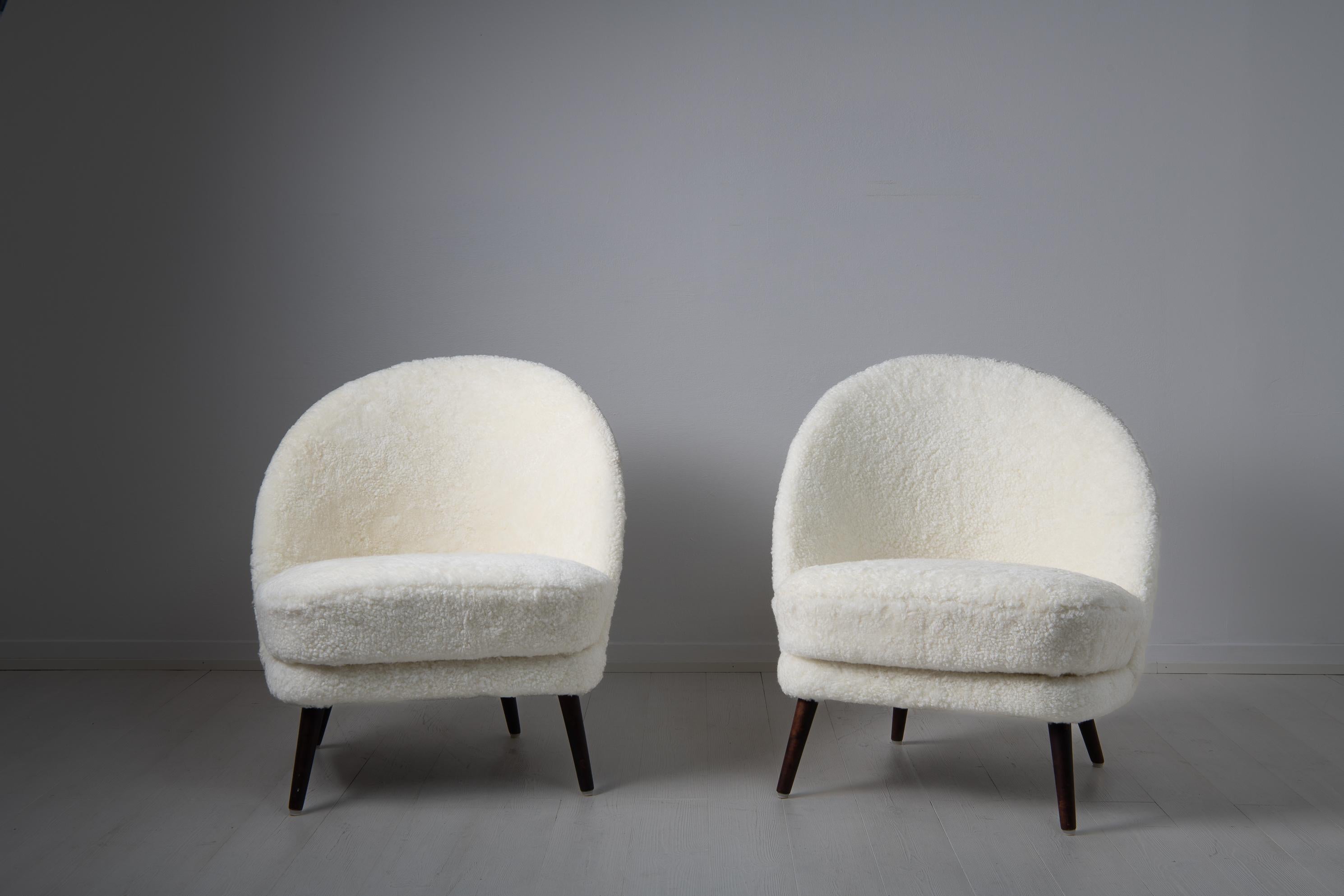 Fauteuils de salon scandinaves modernes du milieu du XXe siècle en peau de mouton blanche Bon état - En vente à Kramfors, SE