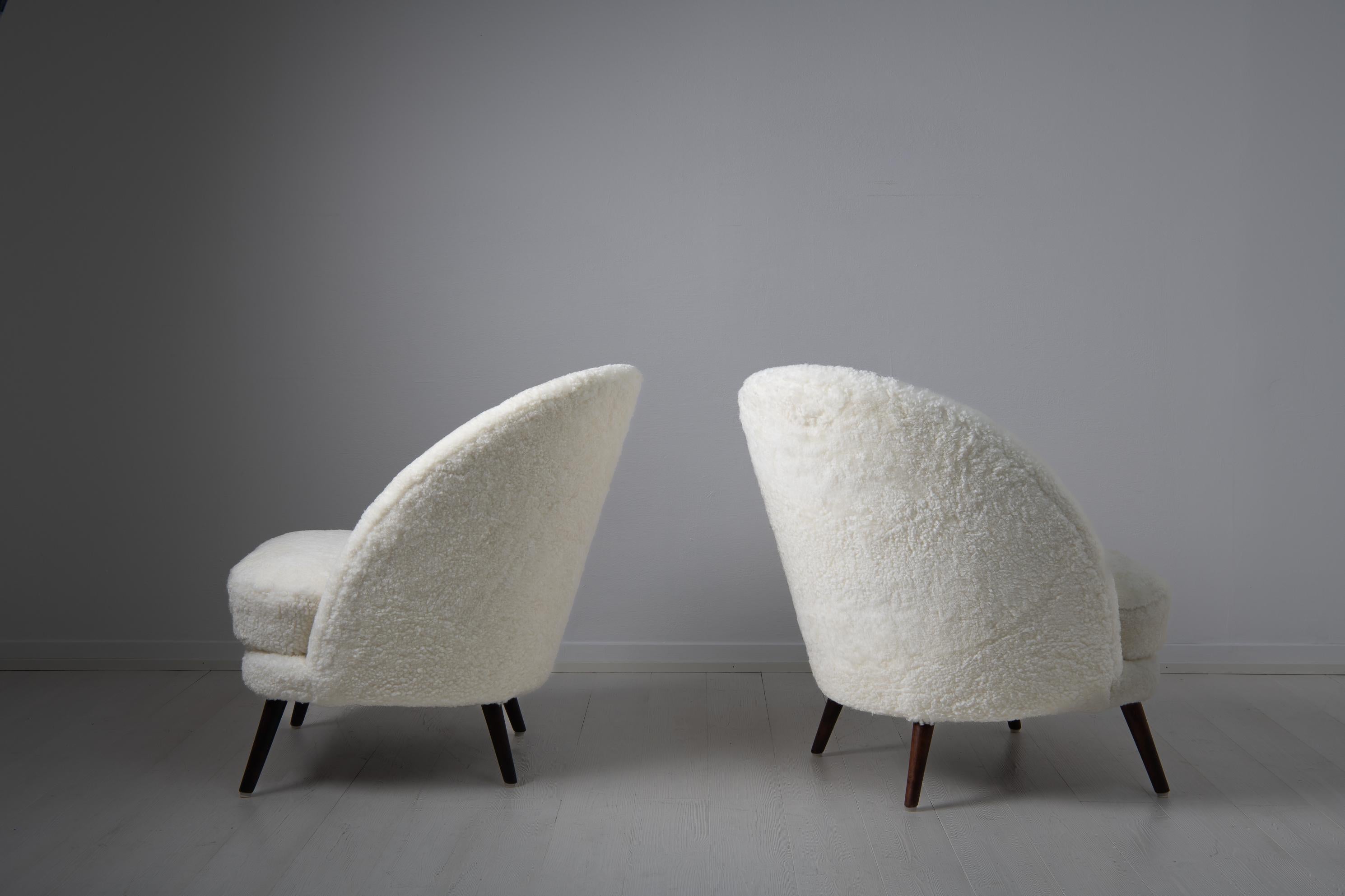 20ième siècle Fauteuils de salon scandinaves modernes du milieu du XXe siècle en peau de mouton blanche en vente