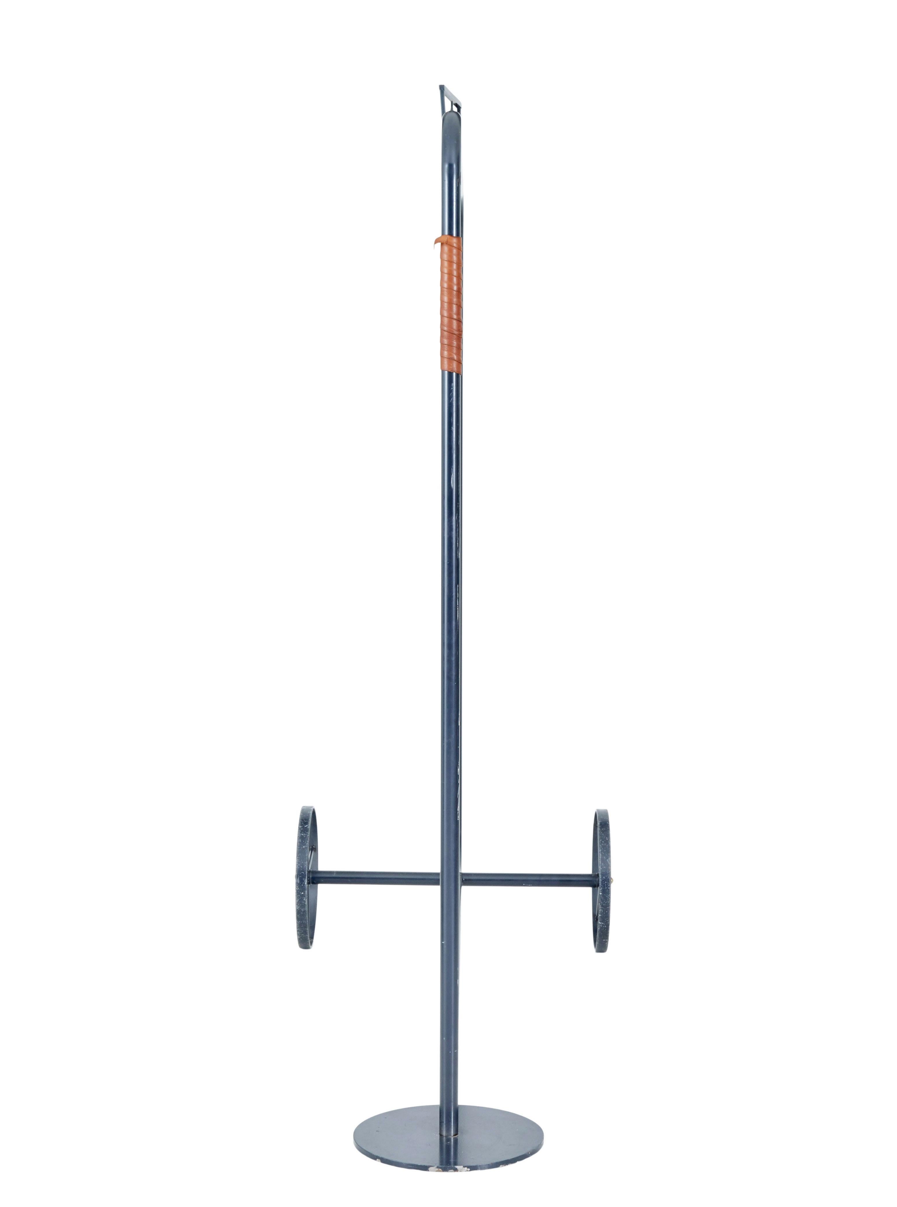 Industriel Tringle à vêtements mobile scandinave en acier du milieu du 20e siècle en vente