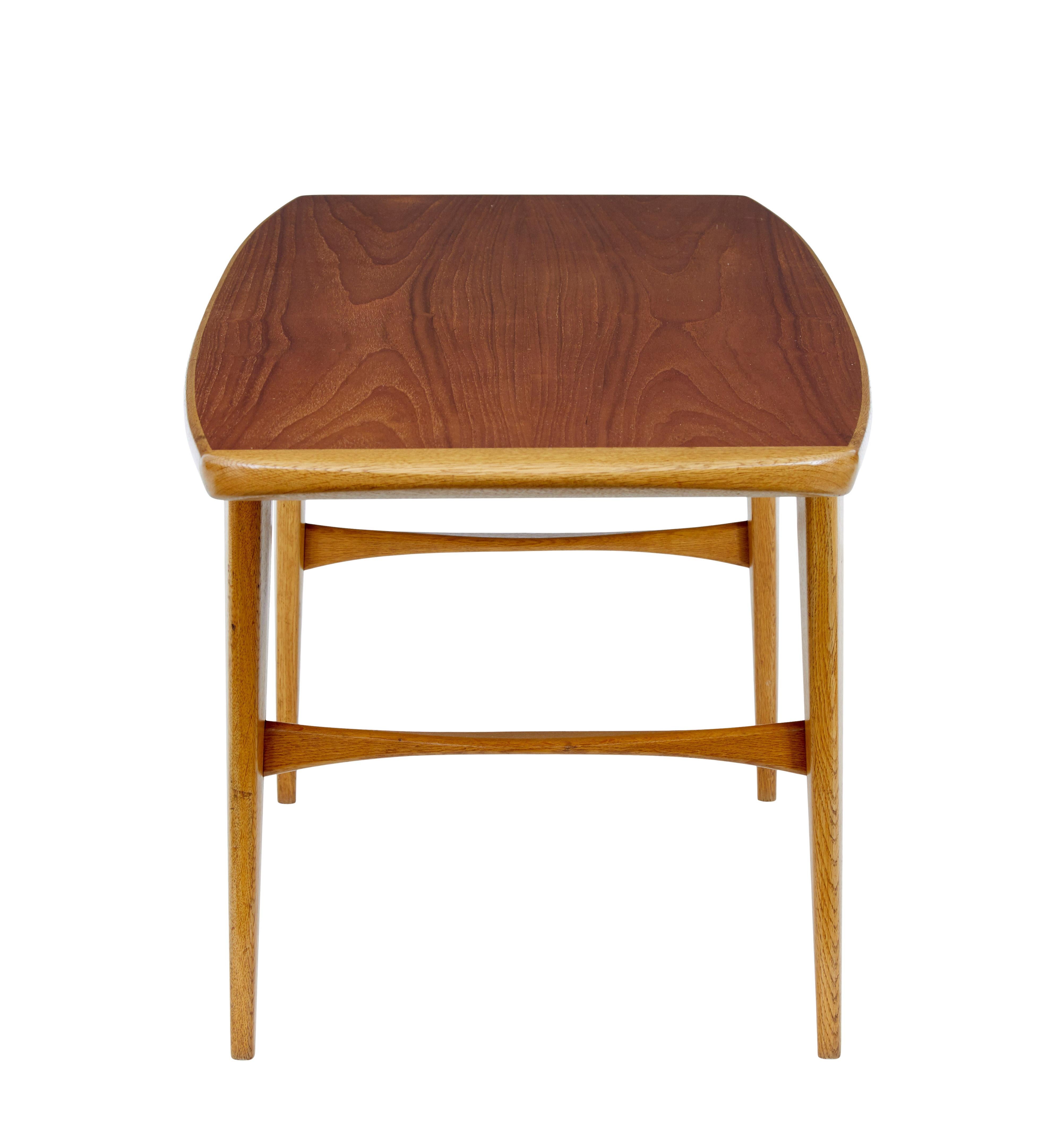 Mid-Century Modern Table basse scandinave en teck du milieu du 20e siècle en vente