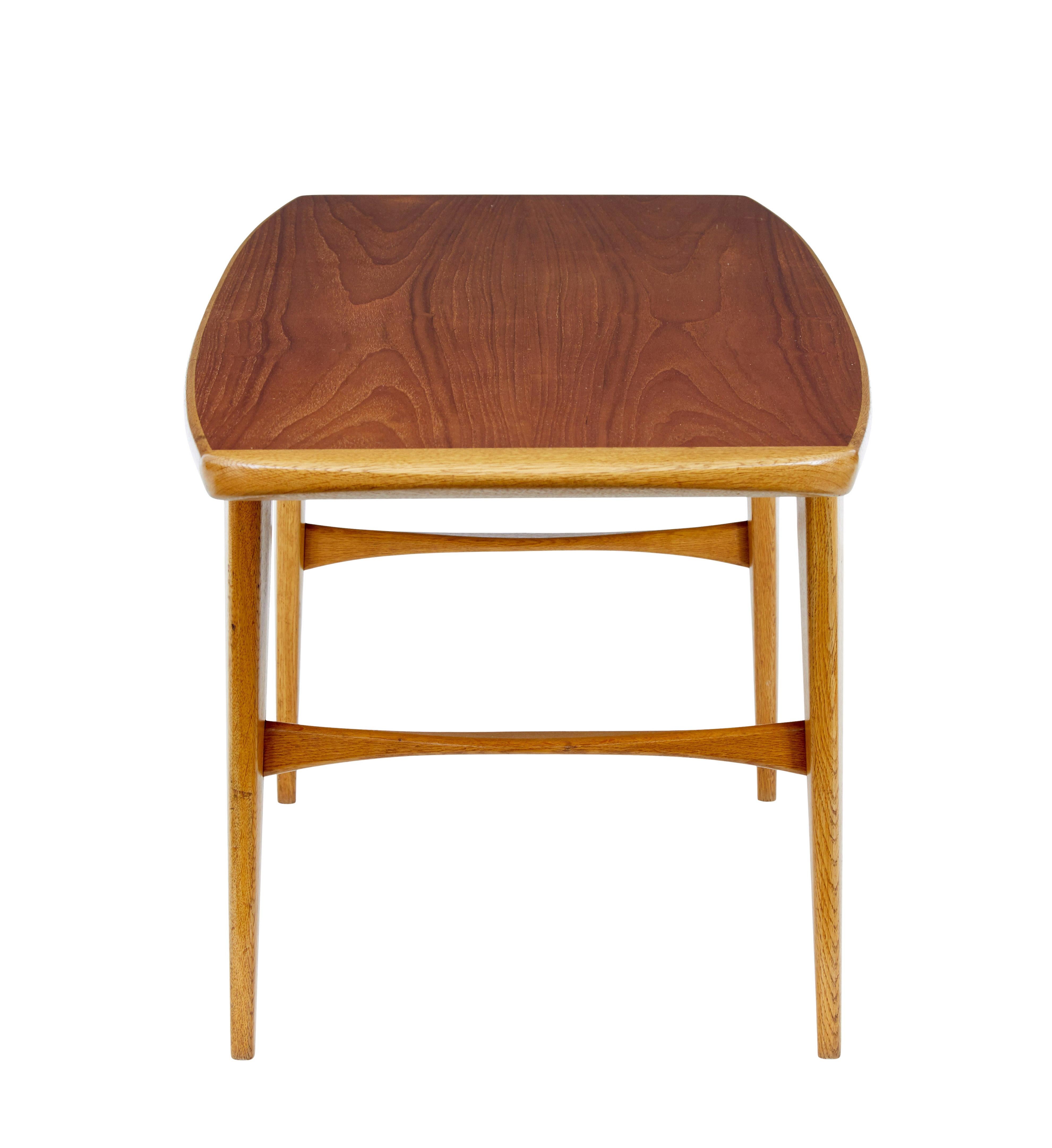 Svedese Tavolino in teak scandinavo della metà del XX secolo in vendita