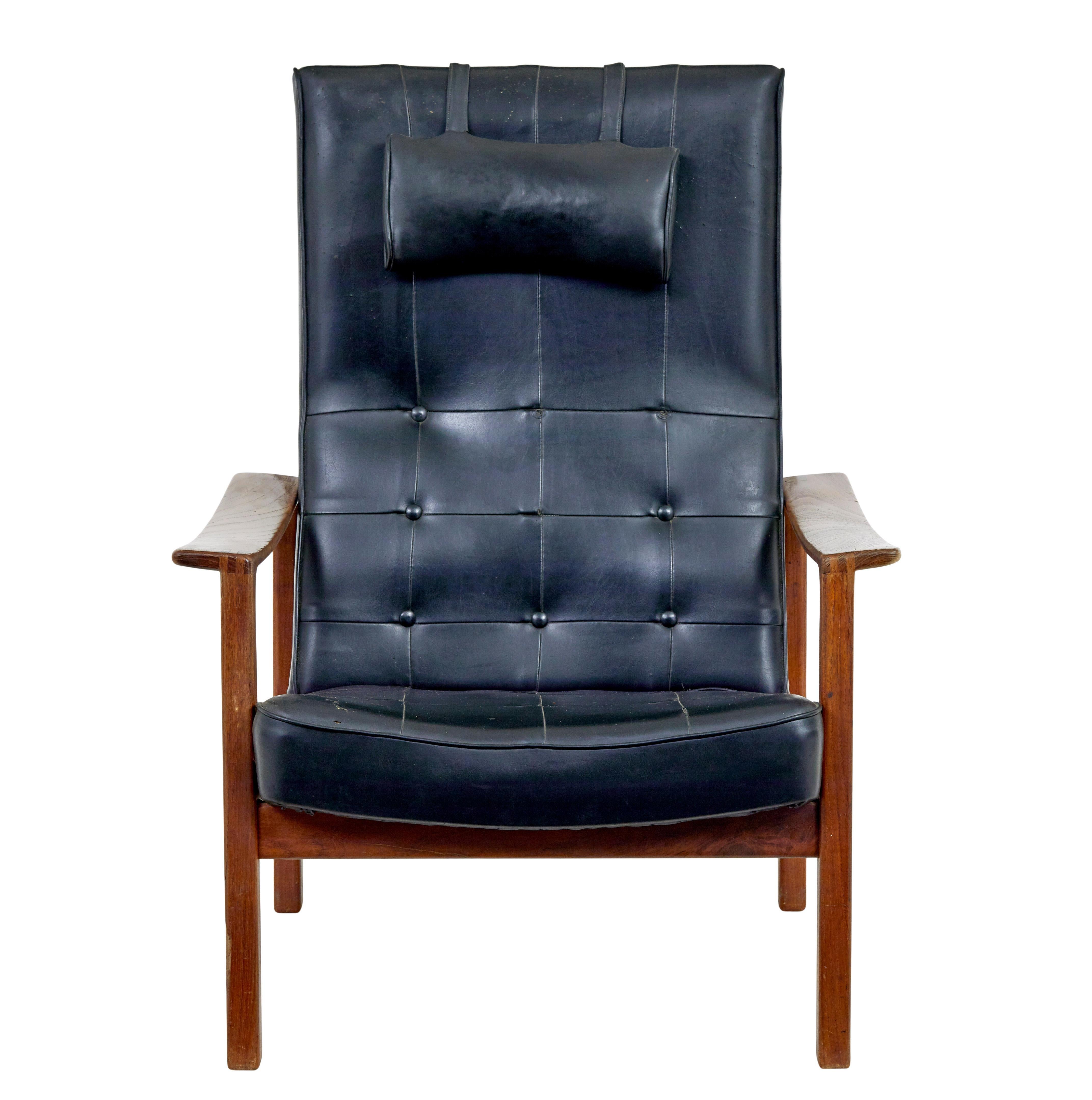 Poltrona in pelle reclinabile in teak della metà del XX secolo, circa 1960.

Telaio in teak massiccio con una facile reclinazione.  Elegante pezzo di design scandinavo di metà secolo.

Pelle nera con profili squadrati. Mancano alcuni bottoni sul