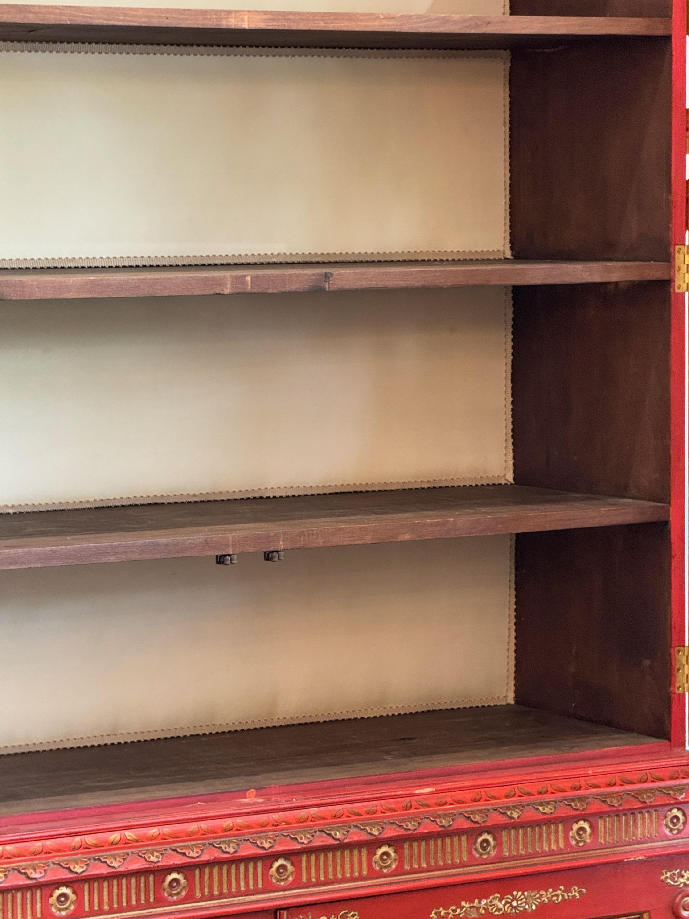 Armoires-bibliothèques Chinoiserie Ecarlate du milieu du 20ème siècle en vente 5