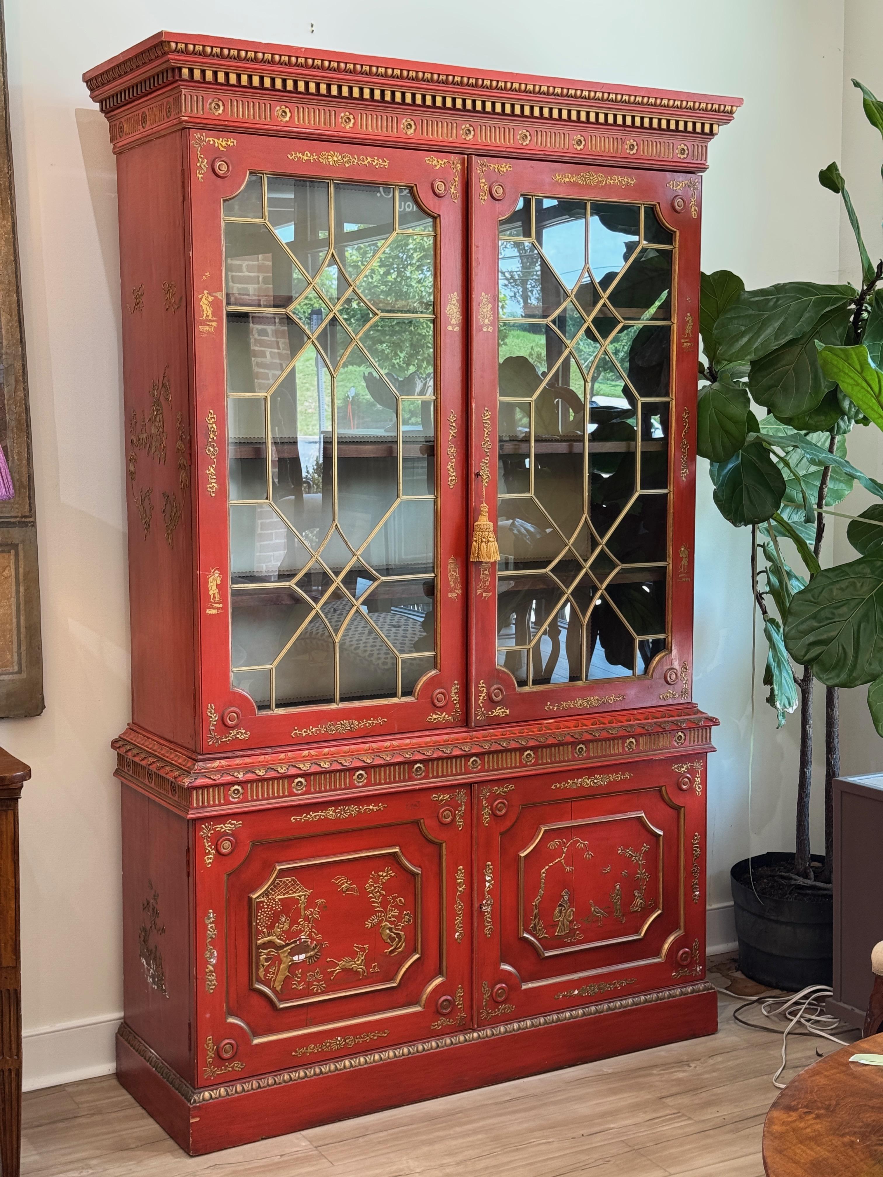 Britannique Armoires-bibliothèques Chinoiserie Ecarlate du milieu du 20ème siècle en vente