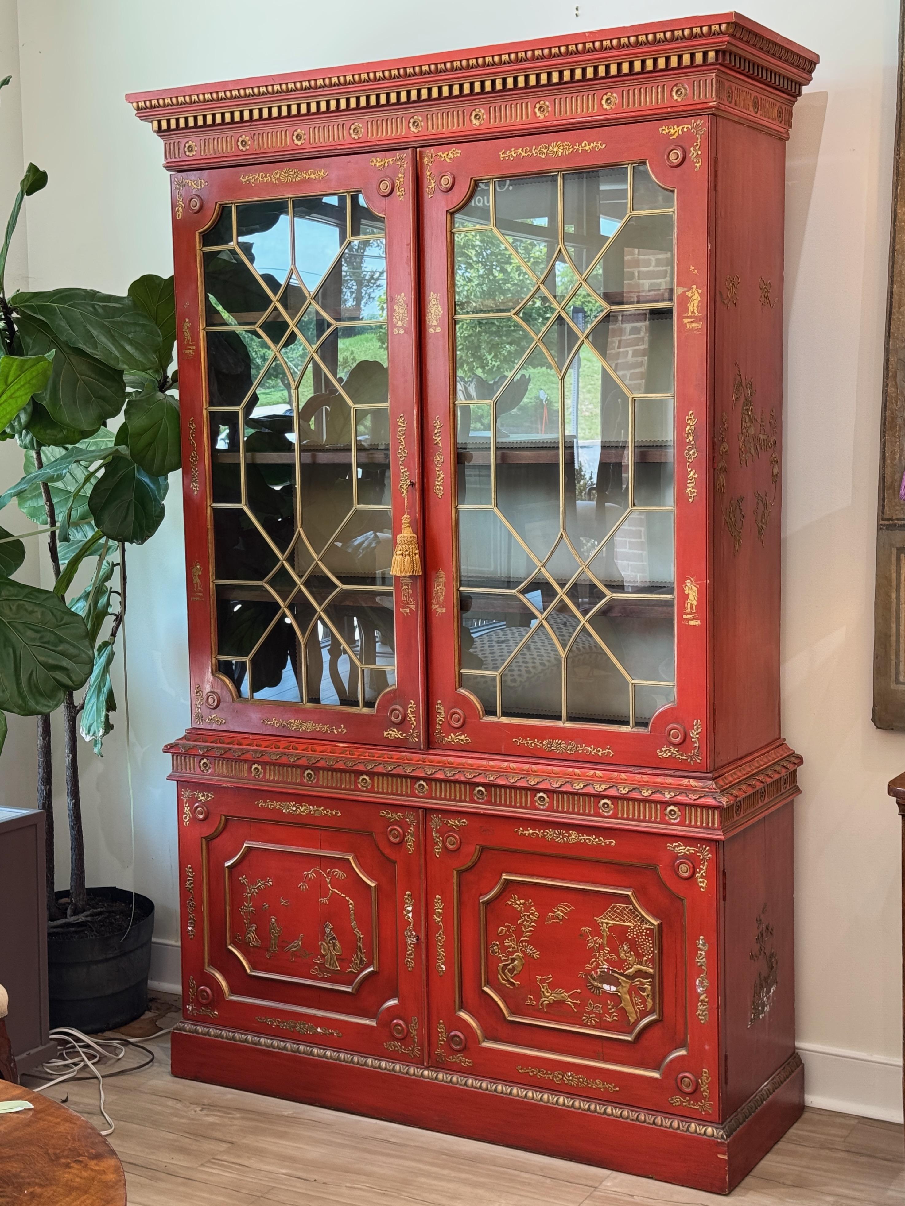 Armoires-bibliothèques Chinoiserie Ecarlate du milieu du 20ème siècle Bon état - En vente à Charlottesville, VA
