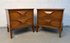 Comodini in noce scolpito della metà del XX secolo