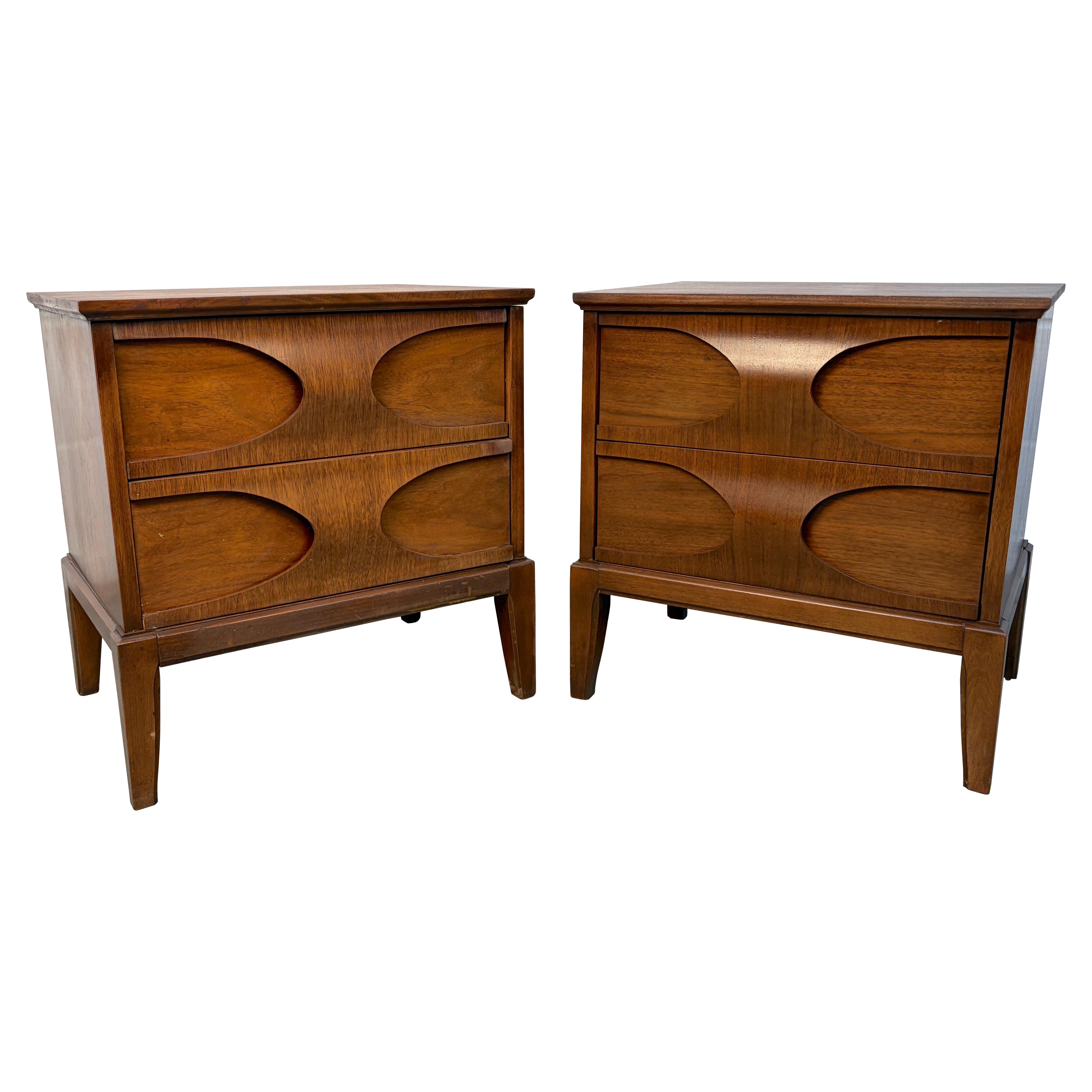 Comodini in noce scolpito della metà del XX secolo in vendita