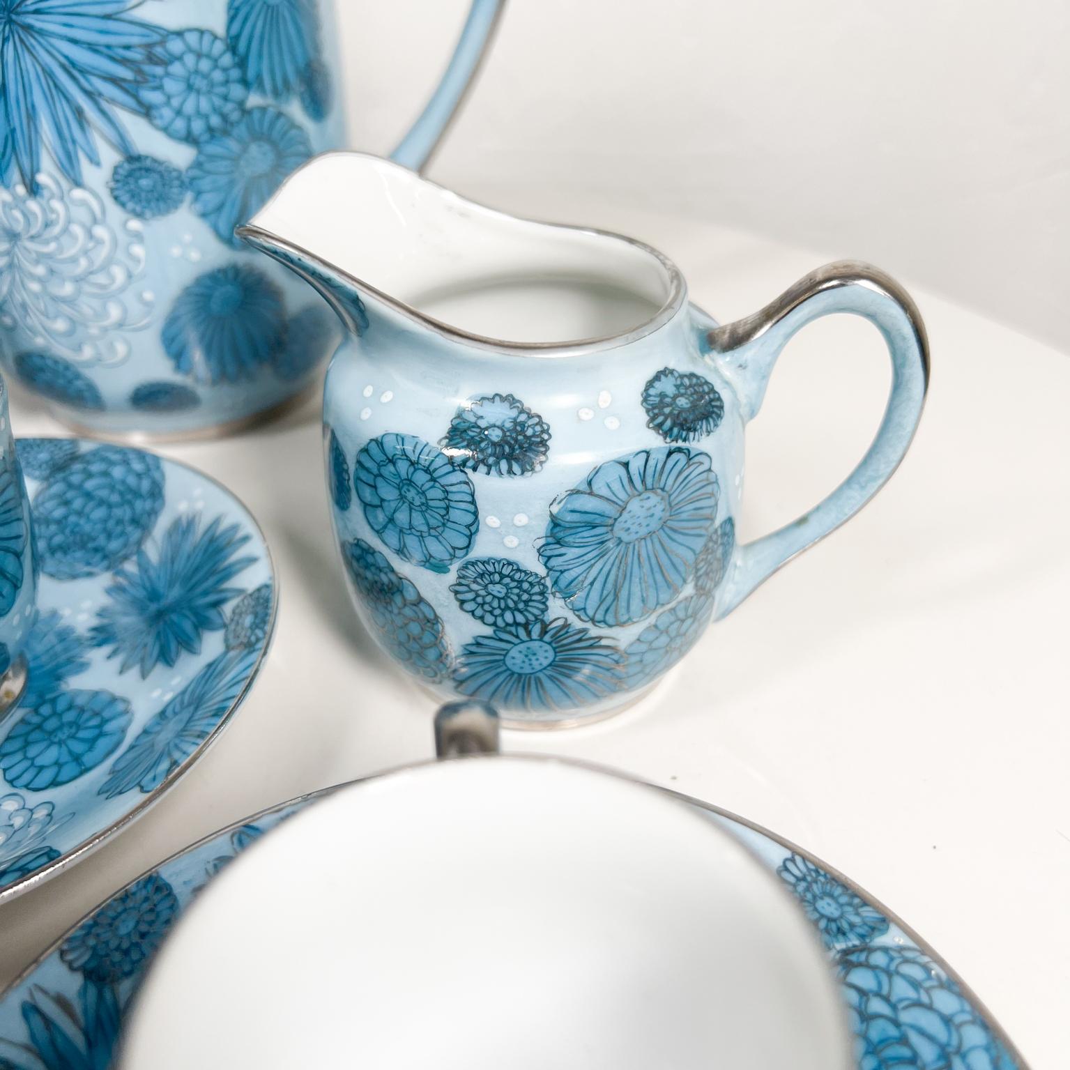 Service à thé bleu sculptural du milieu du 20e siècle pour quatre Japonais Bon état - En vente à Chula Vista, CA