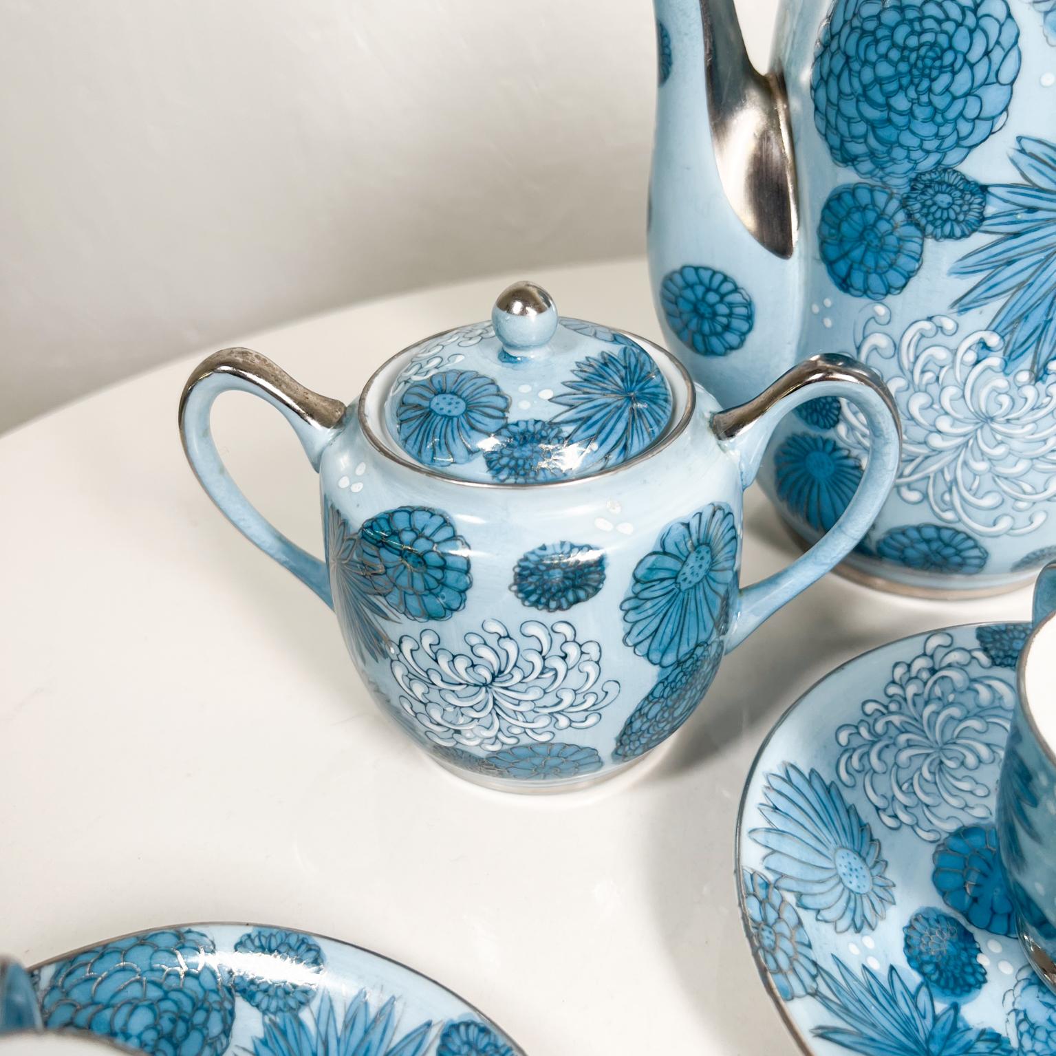 20ième siècle Service à thé bleu sculptural du milieu du 20e siècle pour quatre Japonais en vente