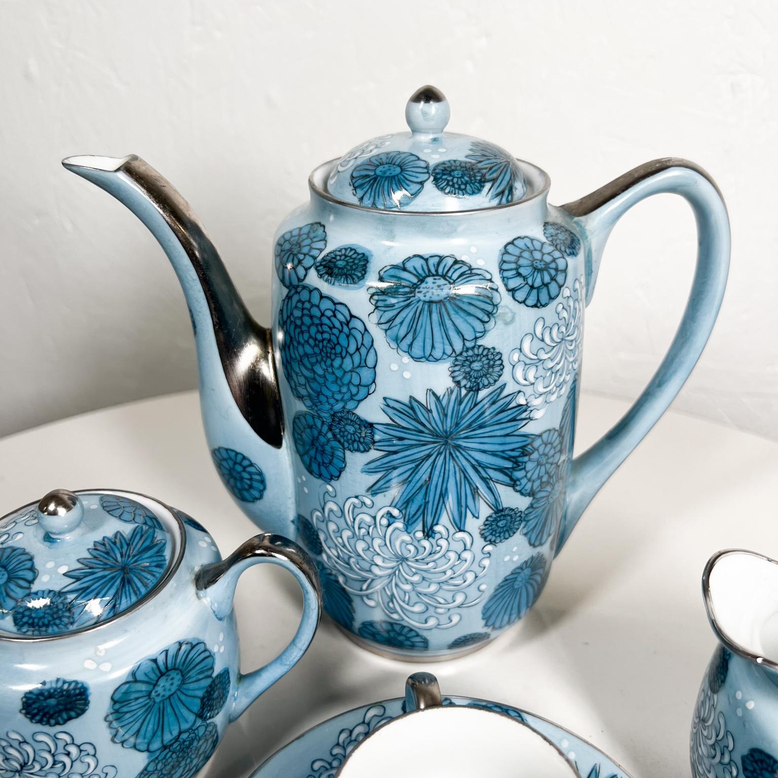 Porcelaine Service à thé bleu sculptural du milieu du 20e siècle pour quatre Japonais en vente
