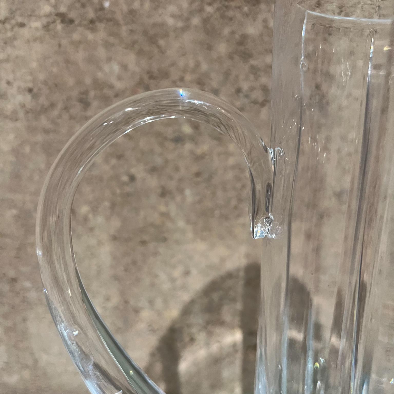 Mitte des 20. Jahrhunderts Skulpturale moderne Kristallkrüge aus geschliffenem Glas im Angebot 3
