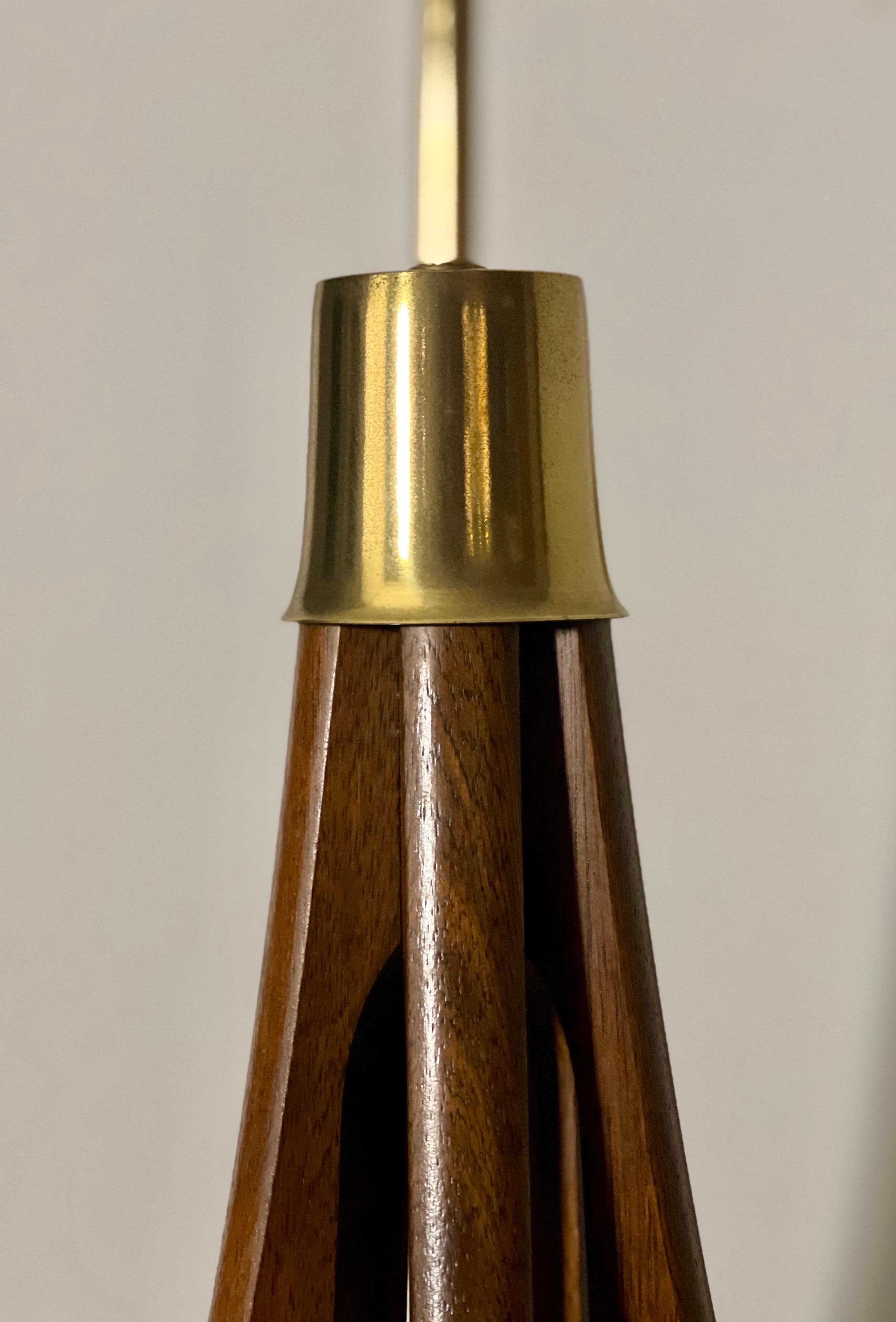 Paire de lampes de table sculpturales en noyer du milieu du 20e siècle en vente 4