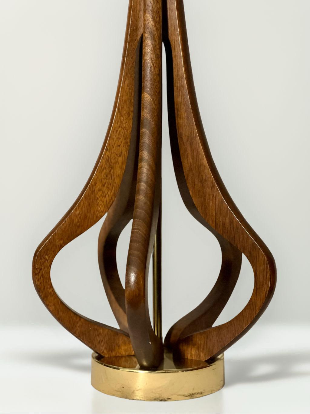 Paire de lampes de table sculpturales en noyer du milieu du 20e siècle en vente 5