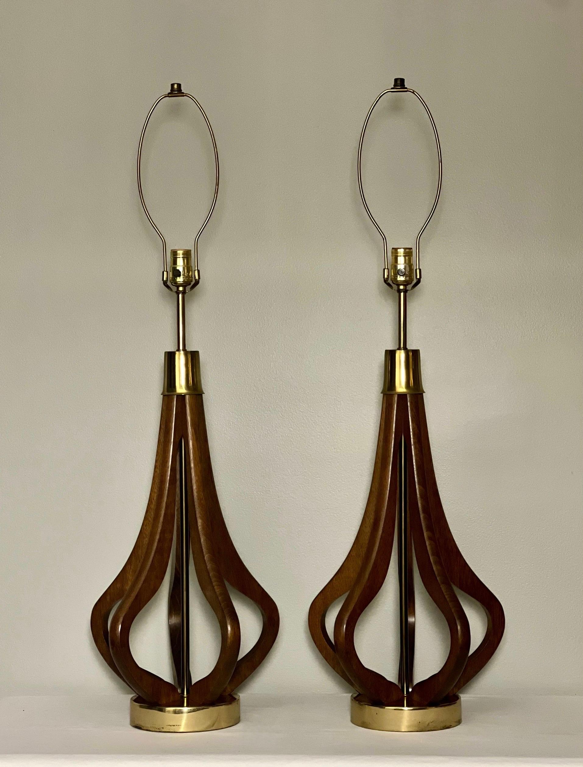 Superbe paire de lampes sculpturales vintage du milieu du siècle en noyer et laiton.  Base circulaire en laiton avec colonne centrale en laiton entourée d'un corps en noyer de forme organique.  De belles lampes qui s'accordent parfaitement avec de