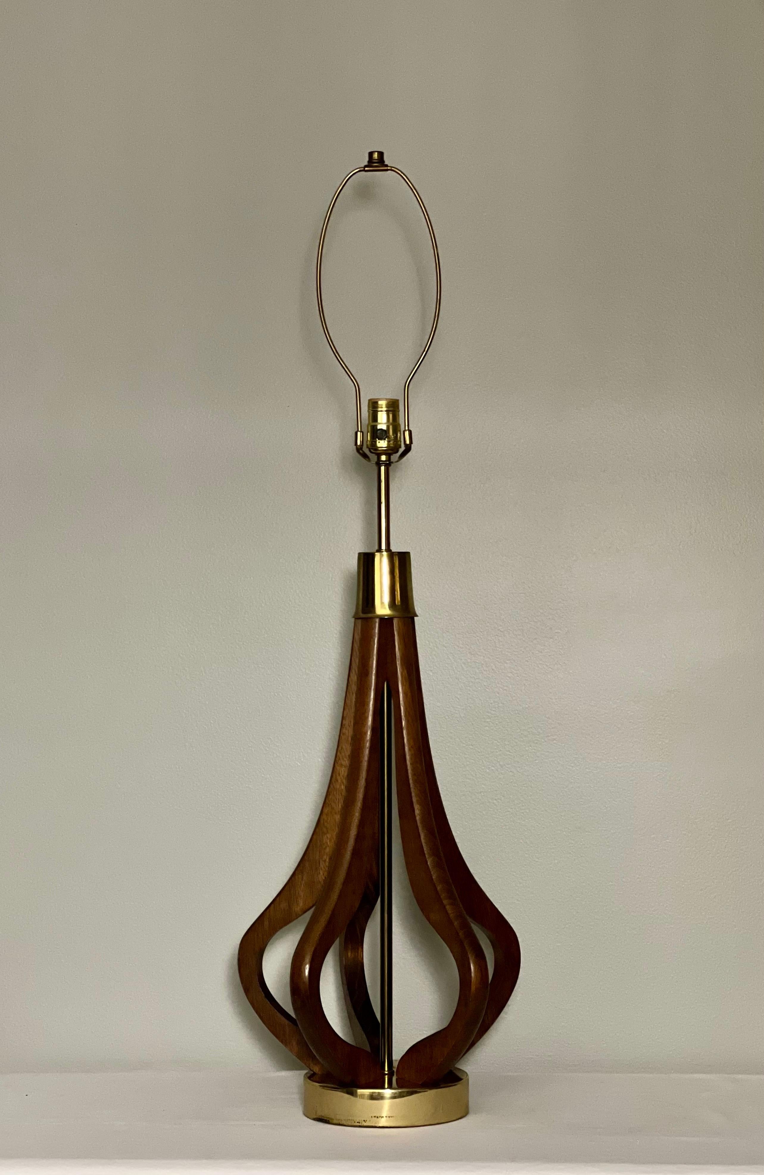 Paire de lampes de table sculpturales en noyer du milieu du 20e siècle Bon état - En vente à Doylestown, PA