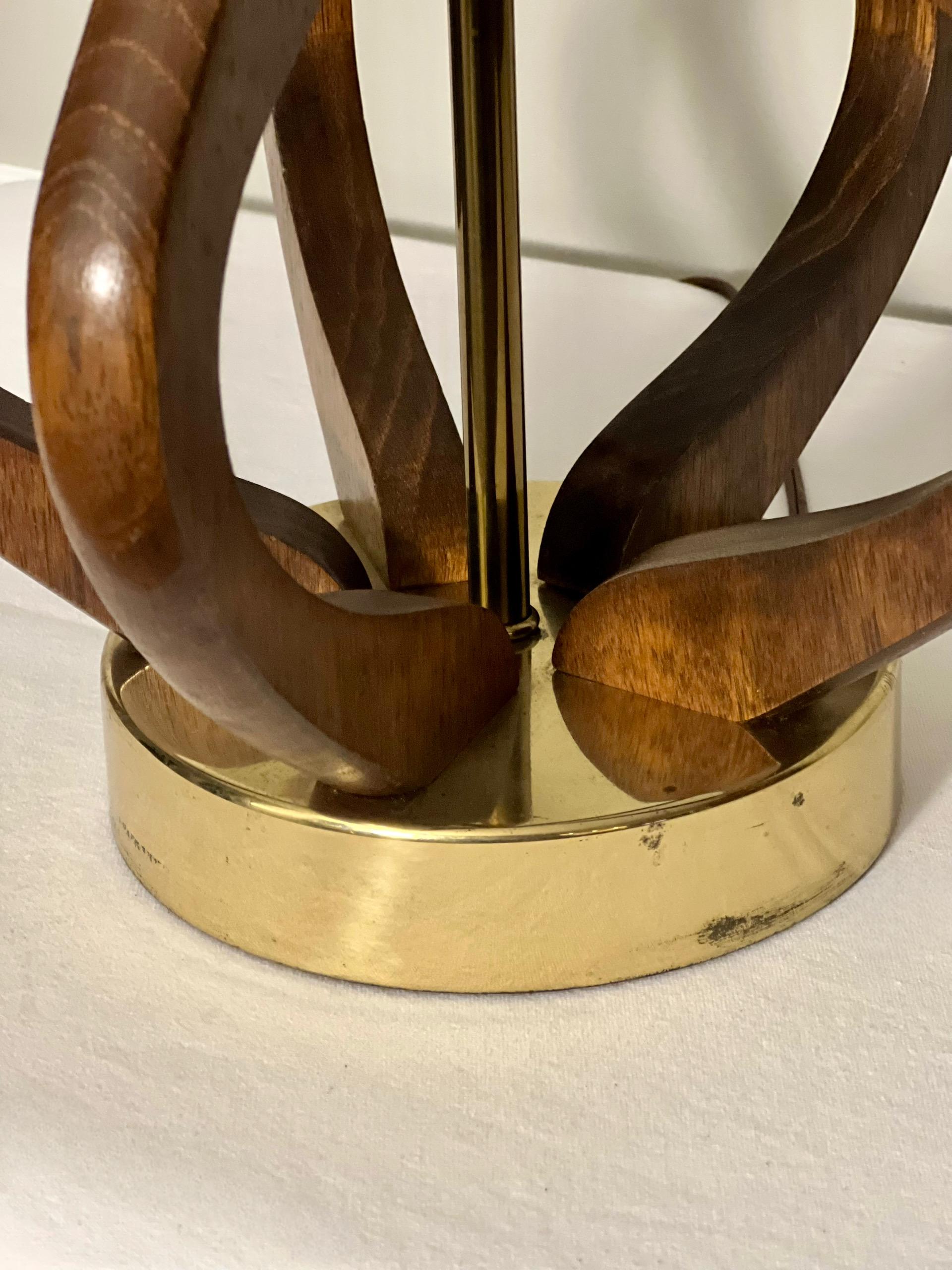 20ième siècle Paire de lampes de table sculpturales en noyer du milieu du 20e siècle en vente