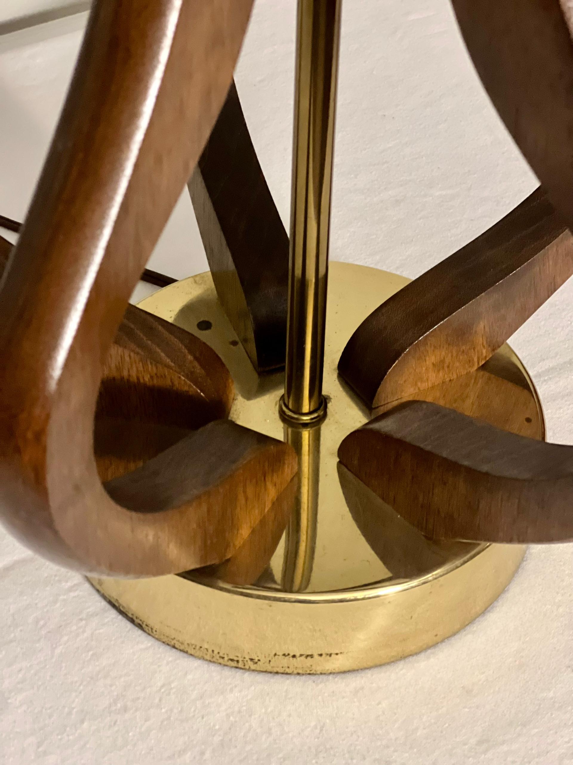 Laiton Paire de lampes de table sculpturales en noyer du milieu du 20e siècle en vente