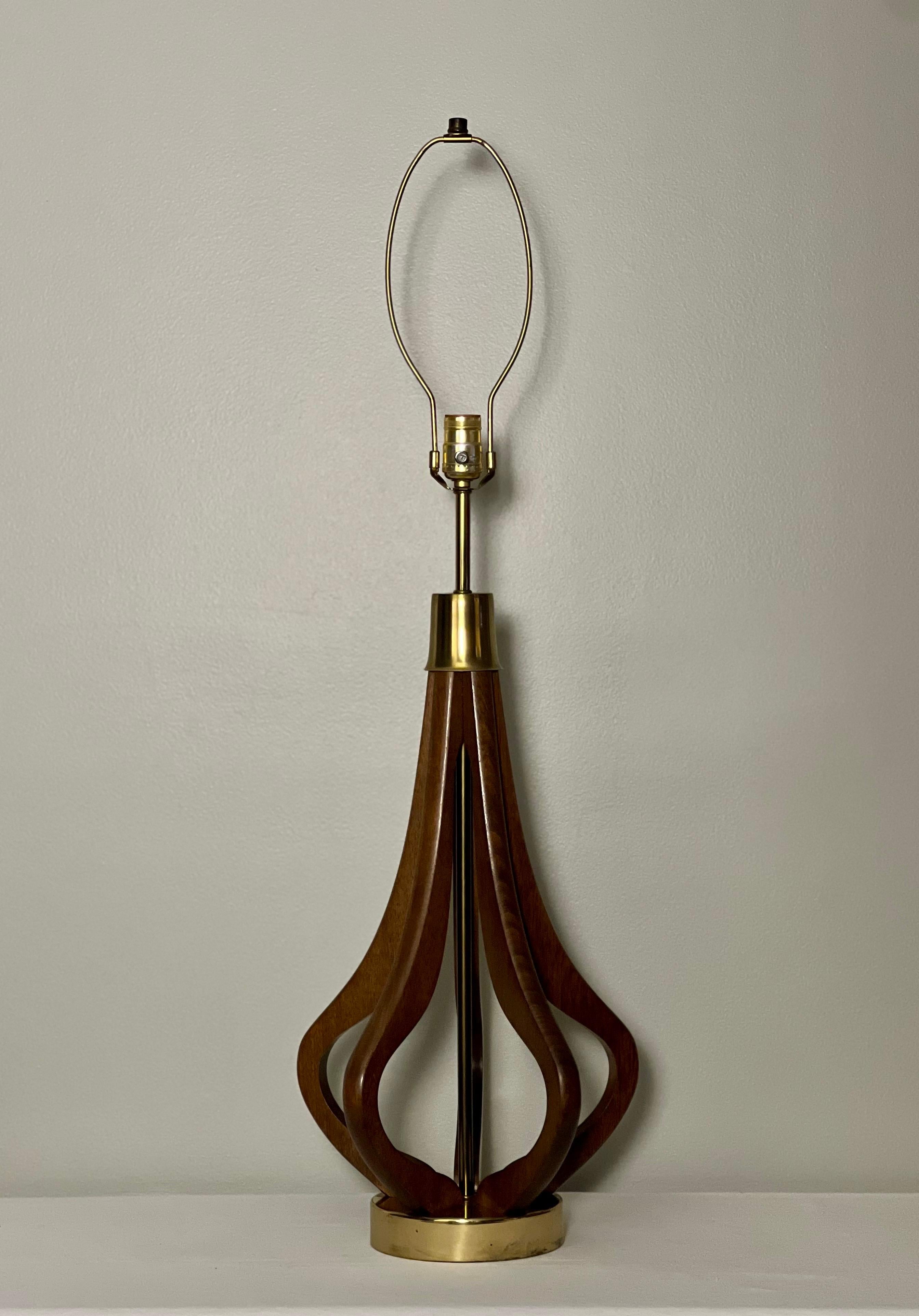 Paire de lampes de table sculpturales en noyer du milieu du 20e siècle en vente 1