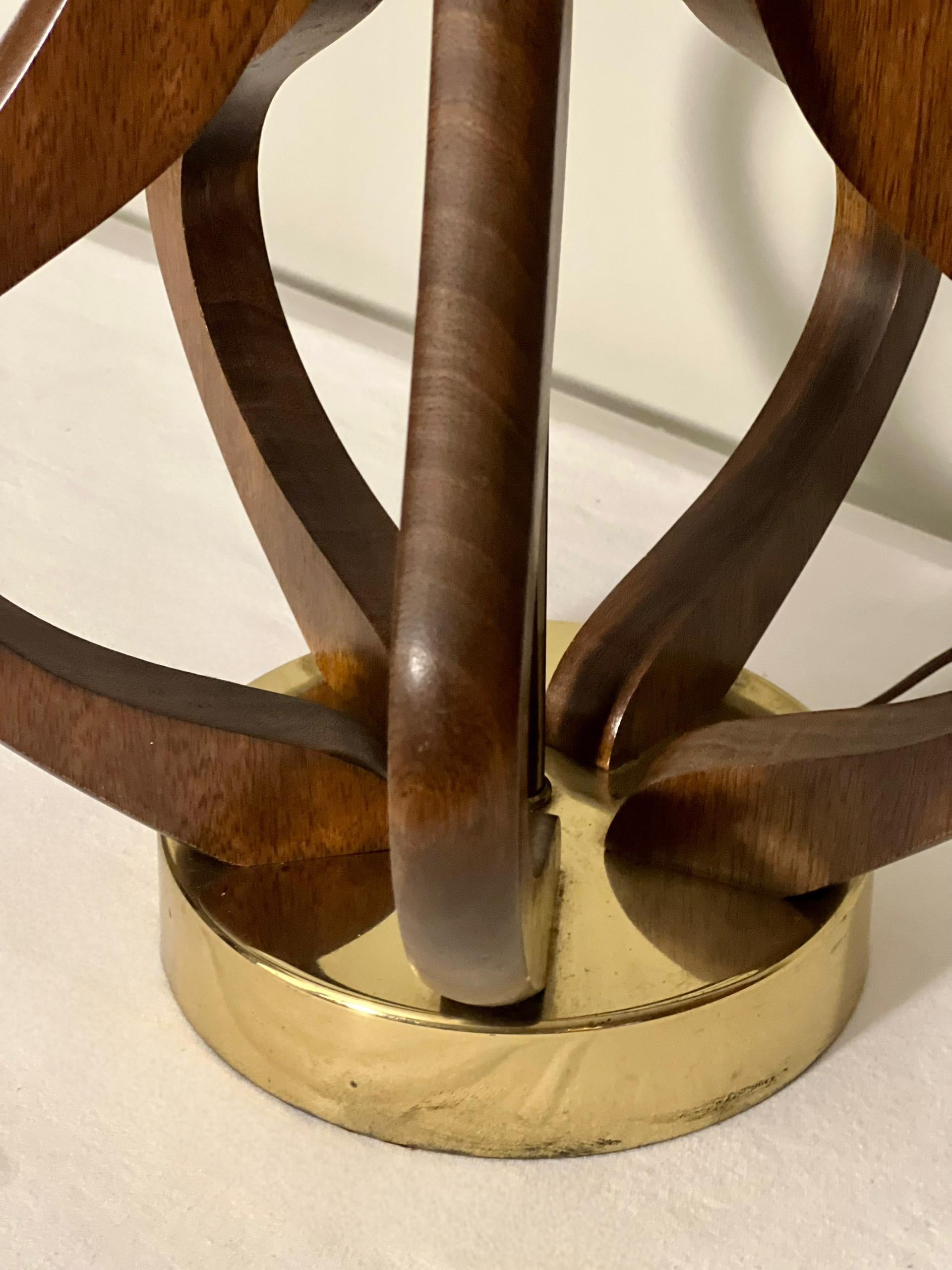 Paire de lampes de table sculpturales en noyer du milieu du 20e siècle en vente 2