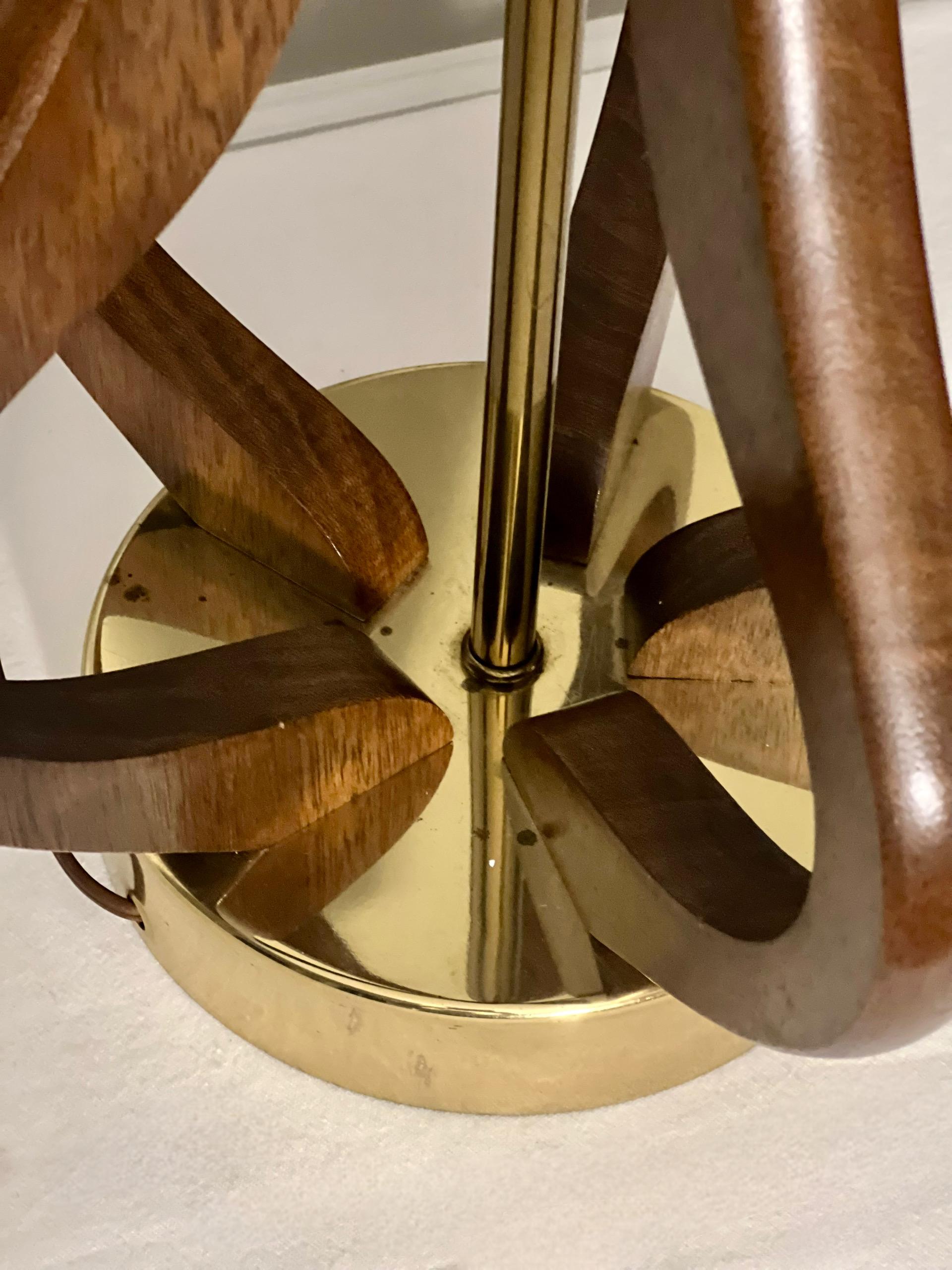 Paire de lampes de table sculpturales en noyer du milieu du 20e siècle en vente 3