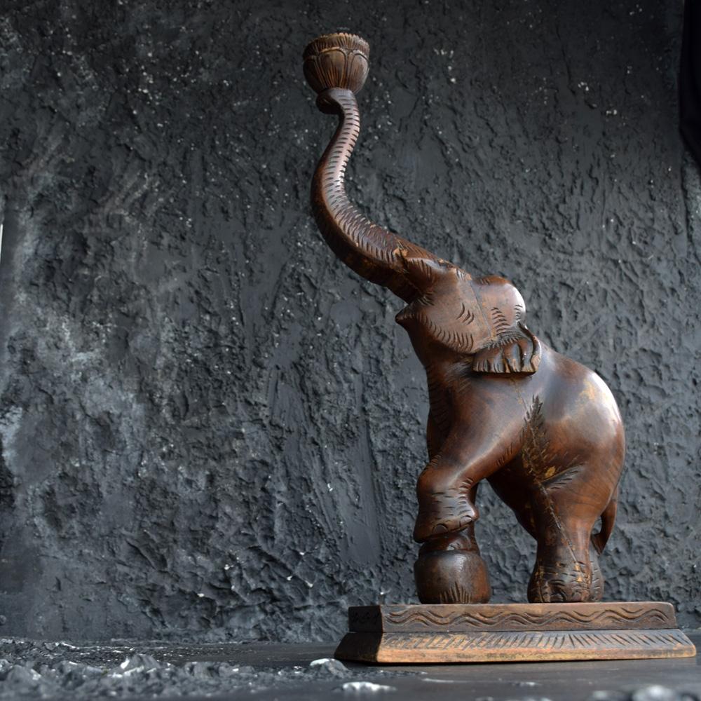 Mitte des 20. Jahrhunderts Abschnitt geschnitzt Elefant Kerzenhalter Statue
Wir sind stolz darauf, eine schöne, charakteristische, verwitterte, handgeschnitzte, schwere Holzstatue eines Elefanten aus der Mitte des 20. Jahrhunderts in Form eines